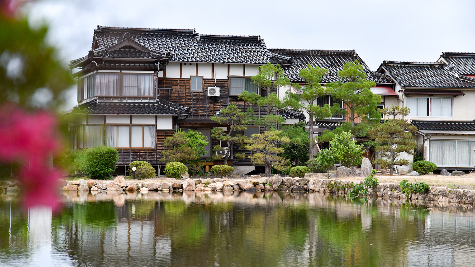 *［庭園］季節の移ろいを感じる草花や湖を望みながら庭園散策をお楽しみください