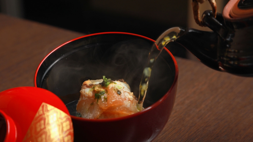 *【お夕食一例；鯛茶漬け】ひと手間かけて炙った鯛にあつあつの出汁をかけてお楽しみください。