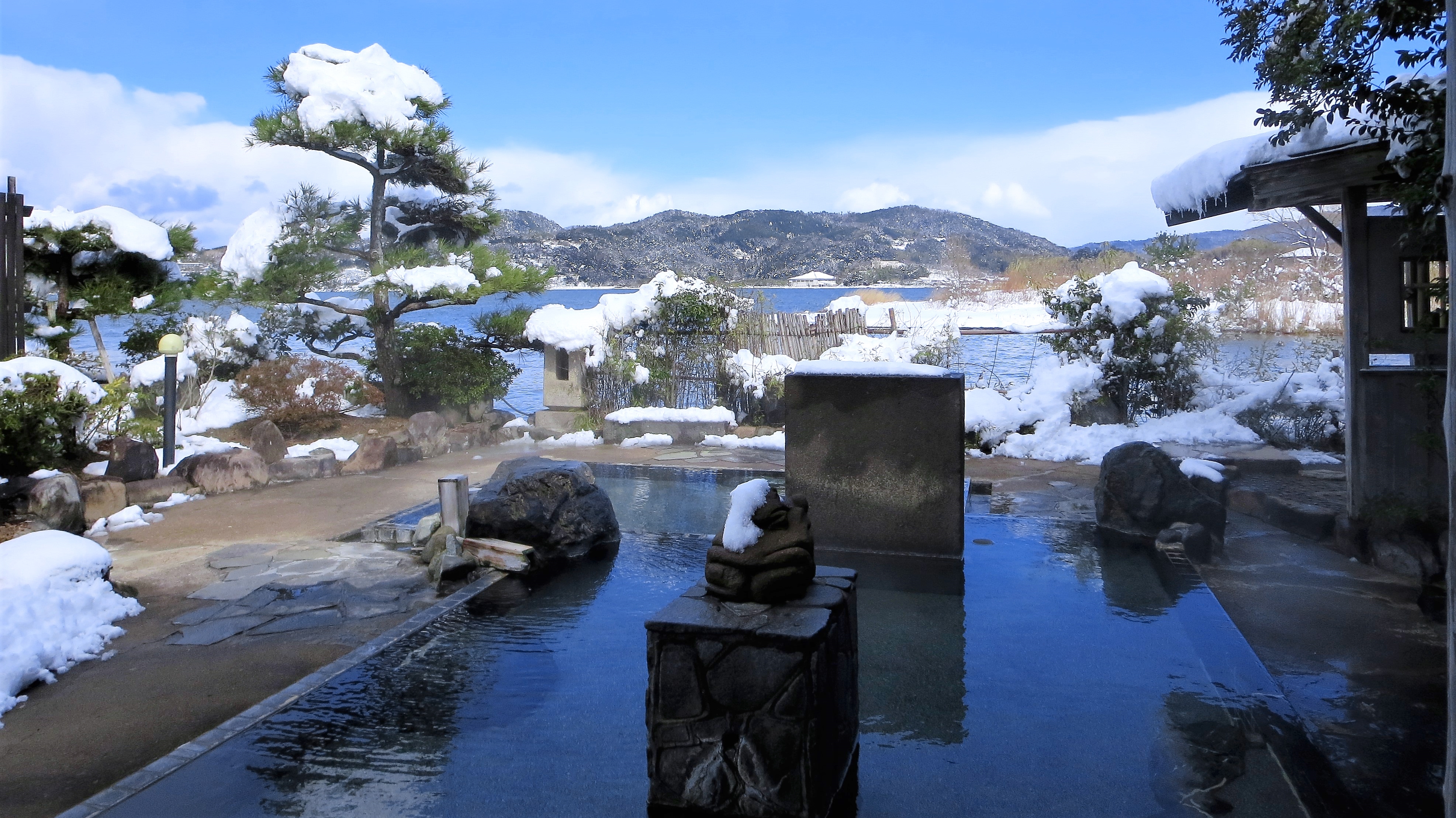 *庭園露天風呂(楽園の湯・男性)冬には風情のある雪見露天をお楽しみいただける時がございます。