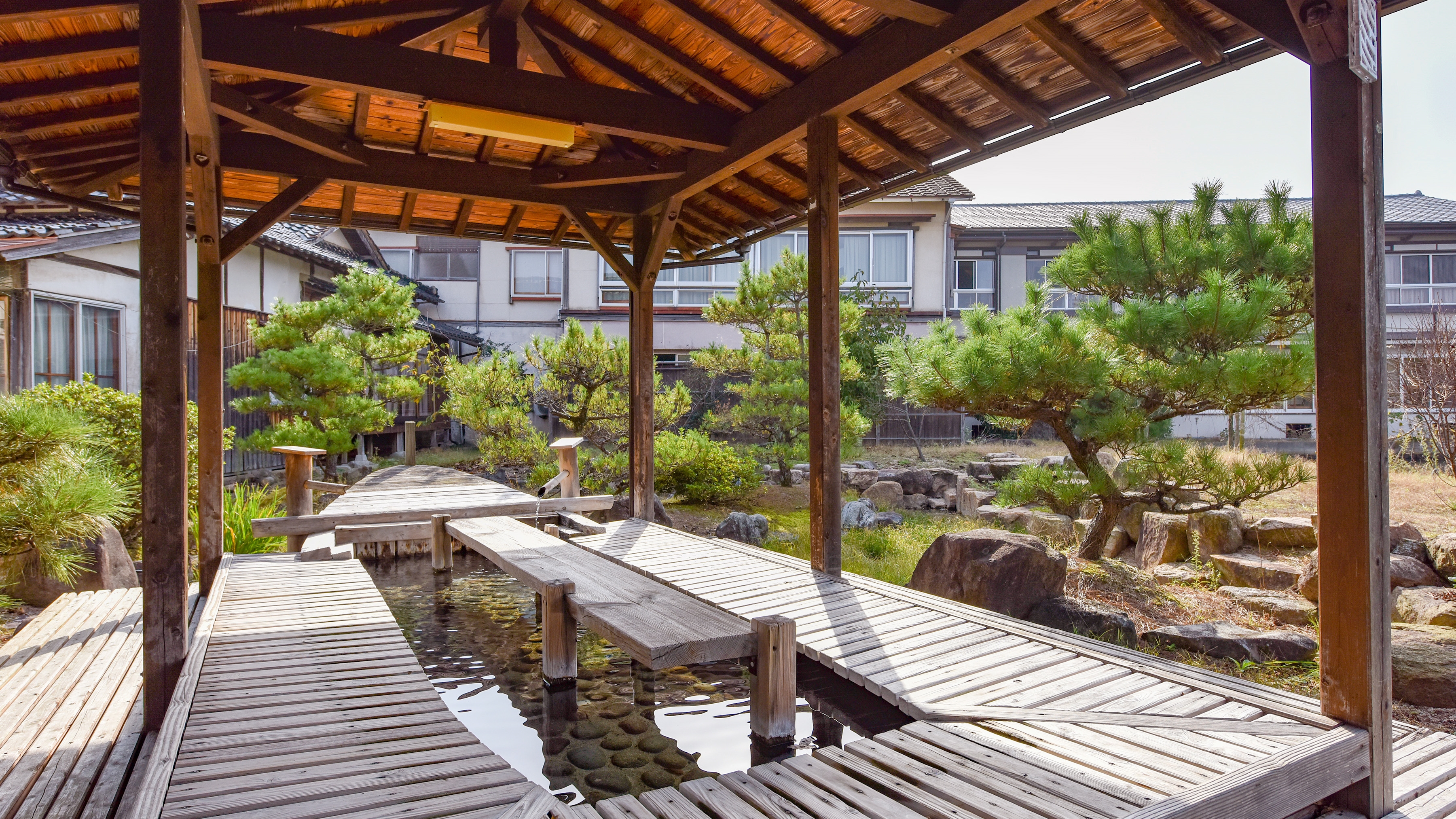 *【庭園足湯（温泉）】お庭の散策に疲れたら足湯でひとやすみいただけます。