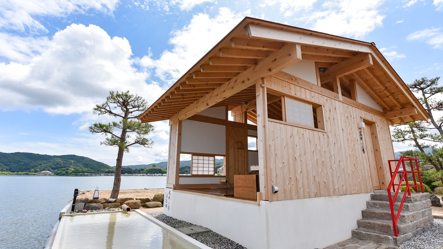 *［有料貸切露天風呂・風樹の湯］当館一番人気、東郷湖を目の前に望むお風呂です