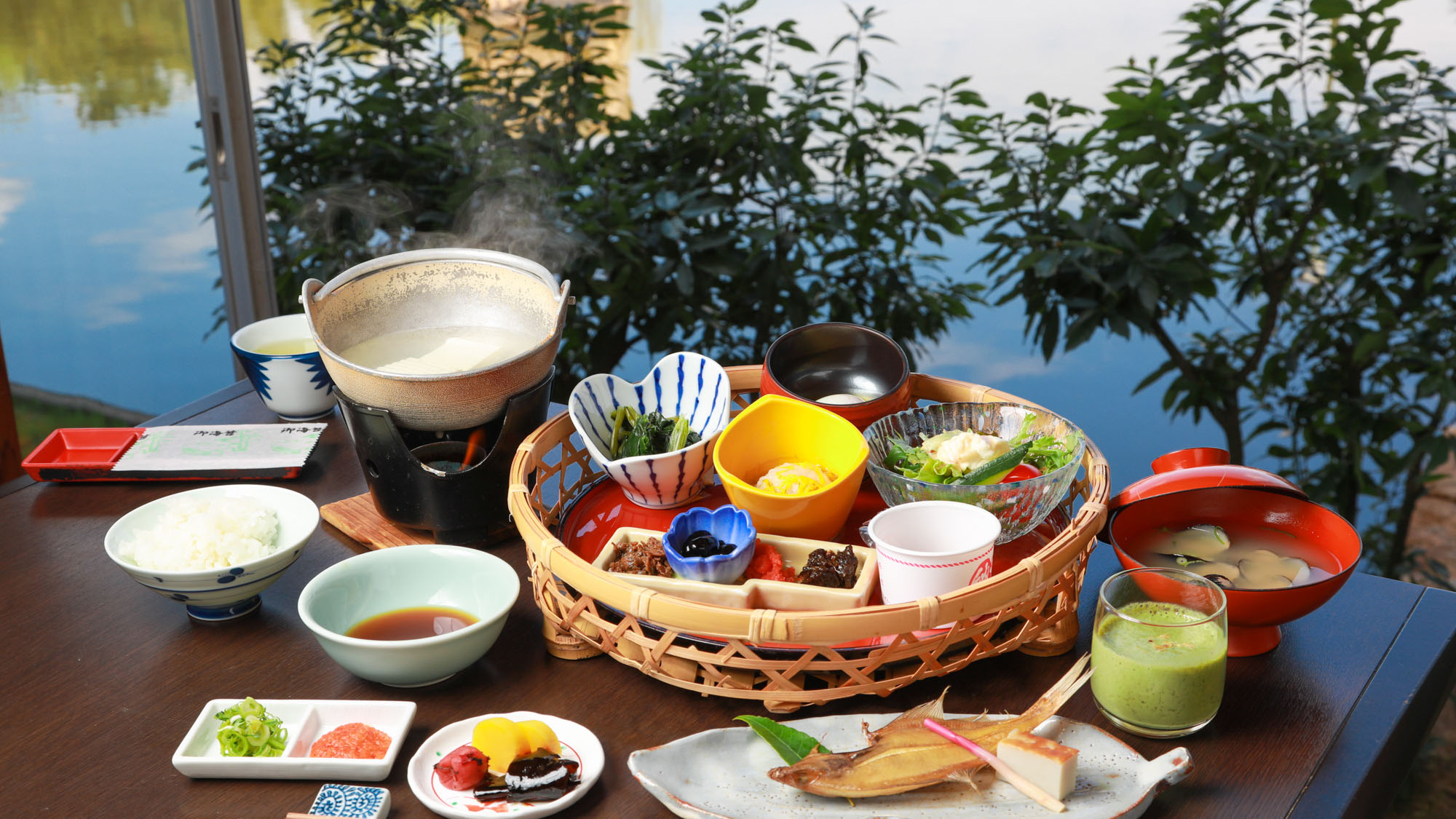 *【ご朝食一例】東郷湖の大ぶりなあさりの味噌汁やご飯のお供は華やかな籠に盛りでご提供いたします。