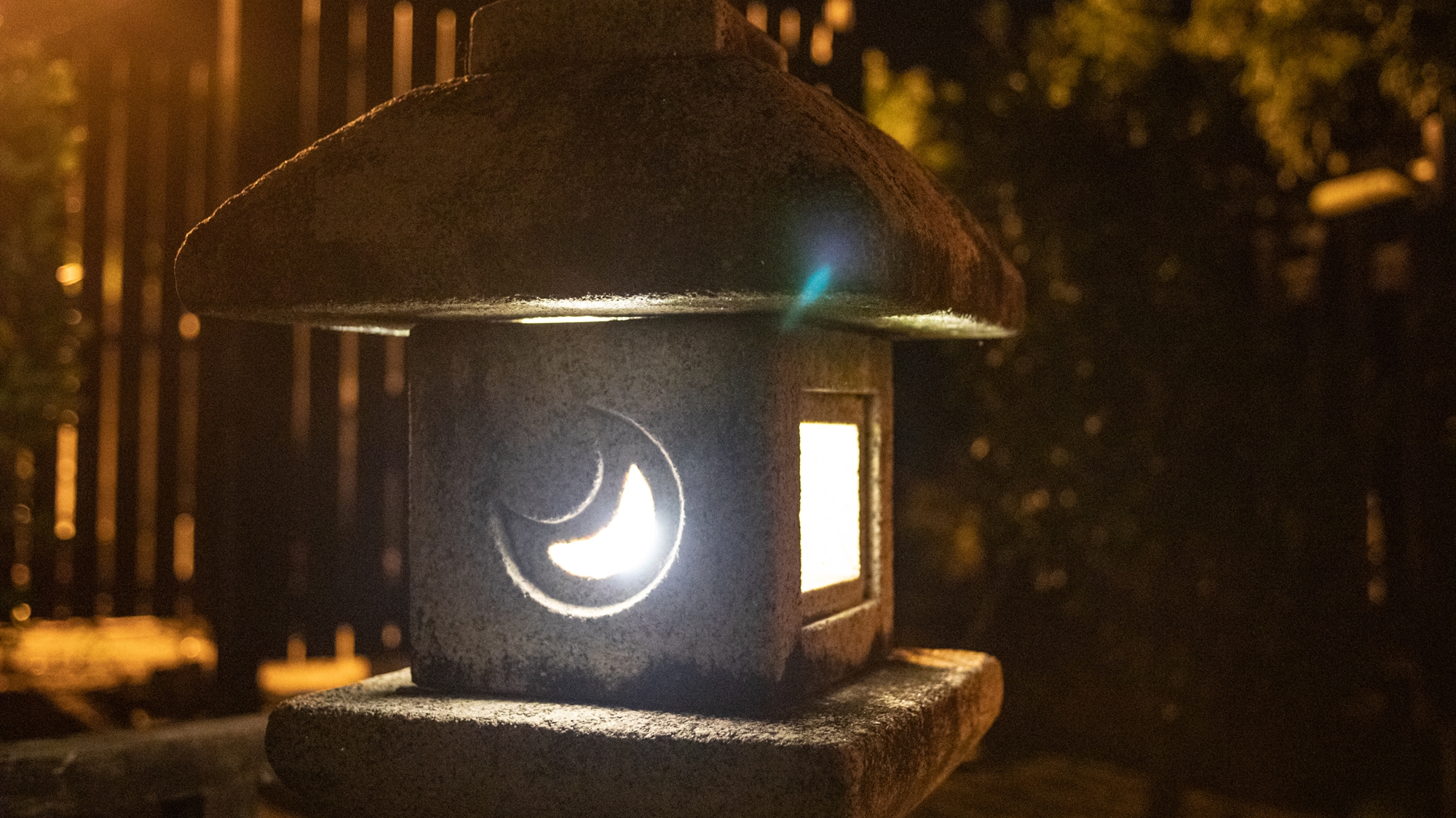 *【庭園・夜】夜の庭園は星空をお楽しみいただけるようあえて灯りを少なく設置いたしております。