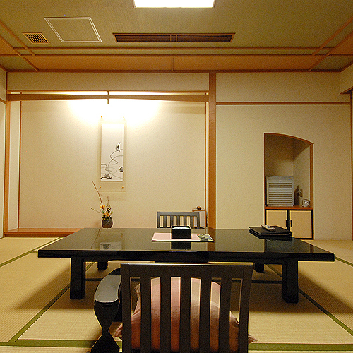 合計2部屋の竹取亭和室山側。緑に囲まれた風景は心休まります