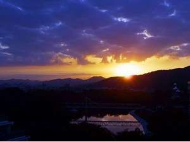 東側上層階から見える朝日と岡山城。