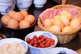 《ご朝食》新鮮な地卵と炊き立てごはんに黄ニラ醤油で、岡山産の卵かけごはんをどうぞ！