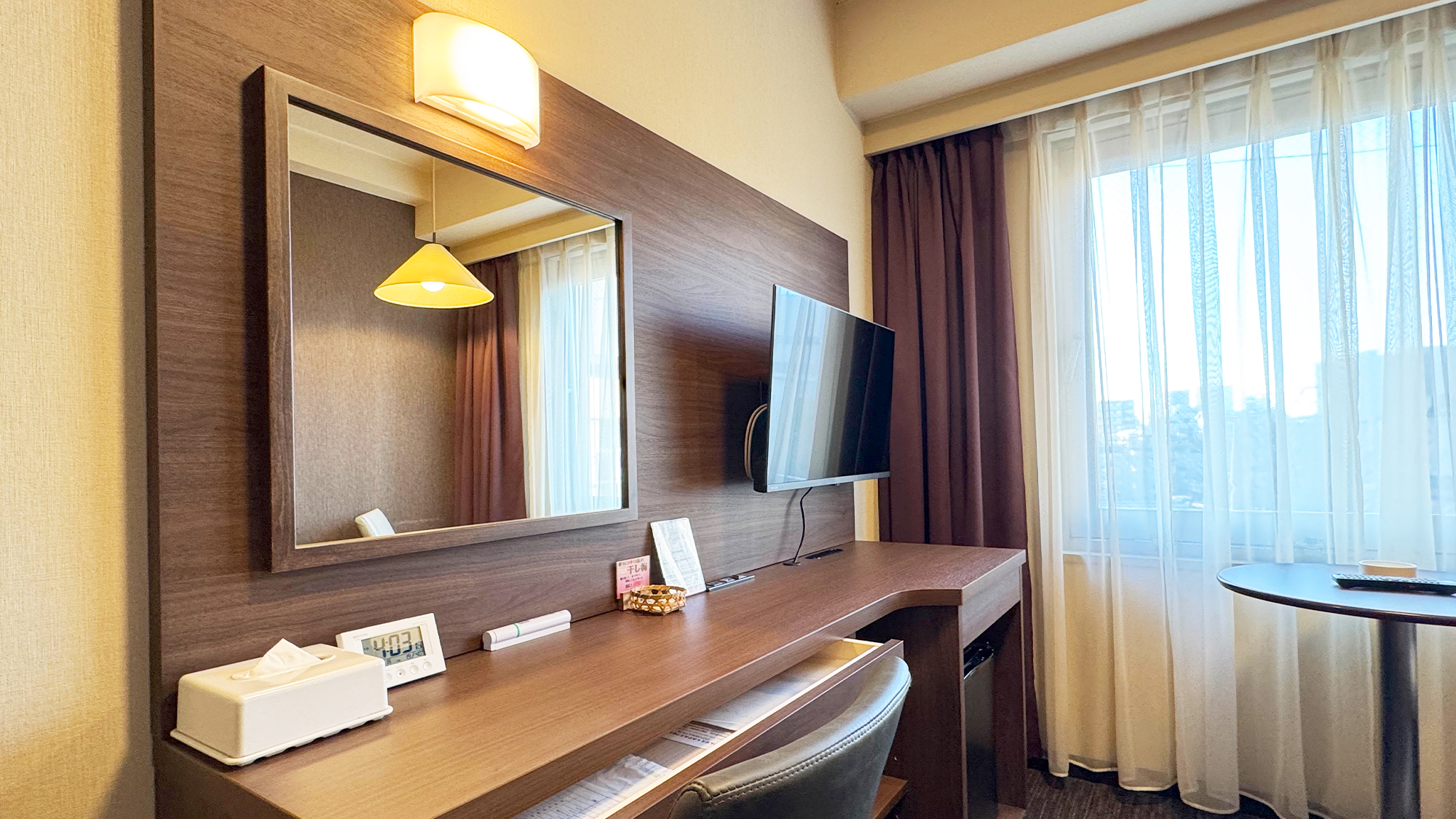 デスク回りが新しくなりました！テレビは壁掛けに（シングルルームのみ）