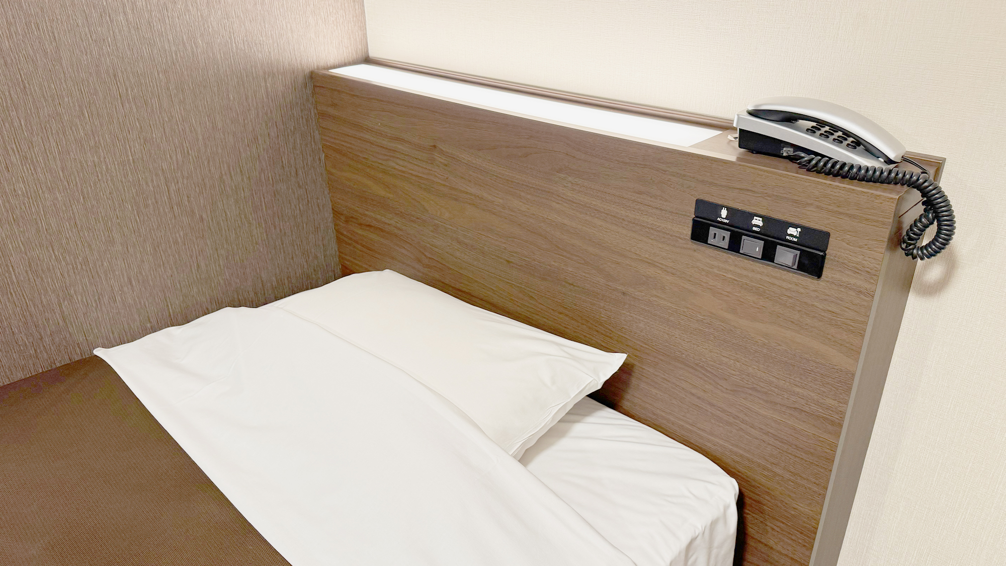 ヘッドボードは間接照明つき！