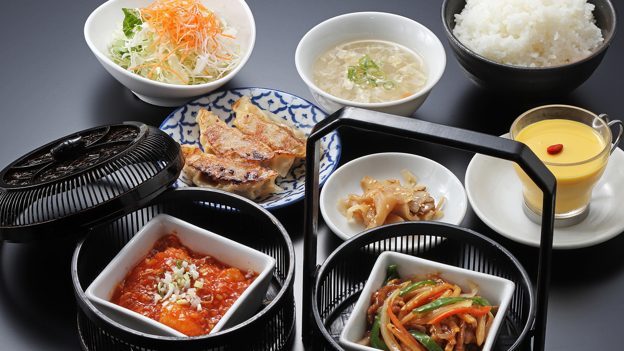 《ご夕食》本日の料理長おすすめセット 一例（地下1階「餃子屋台」）