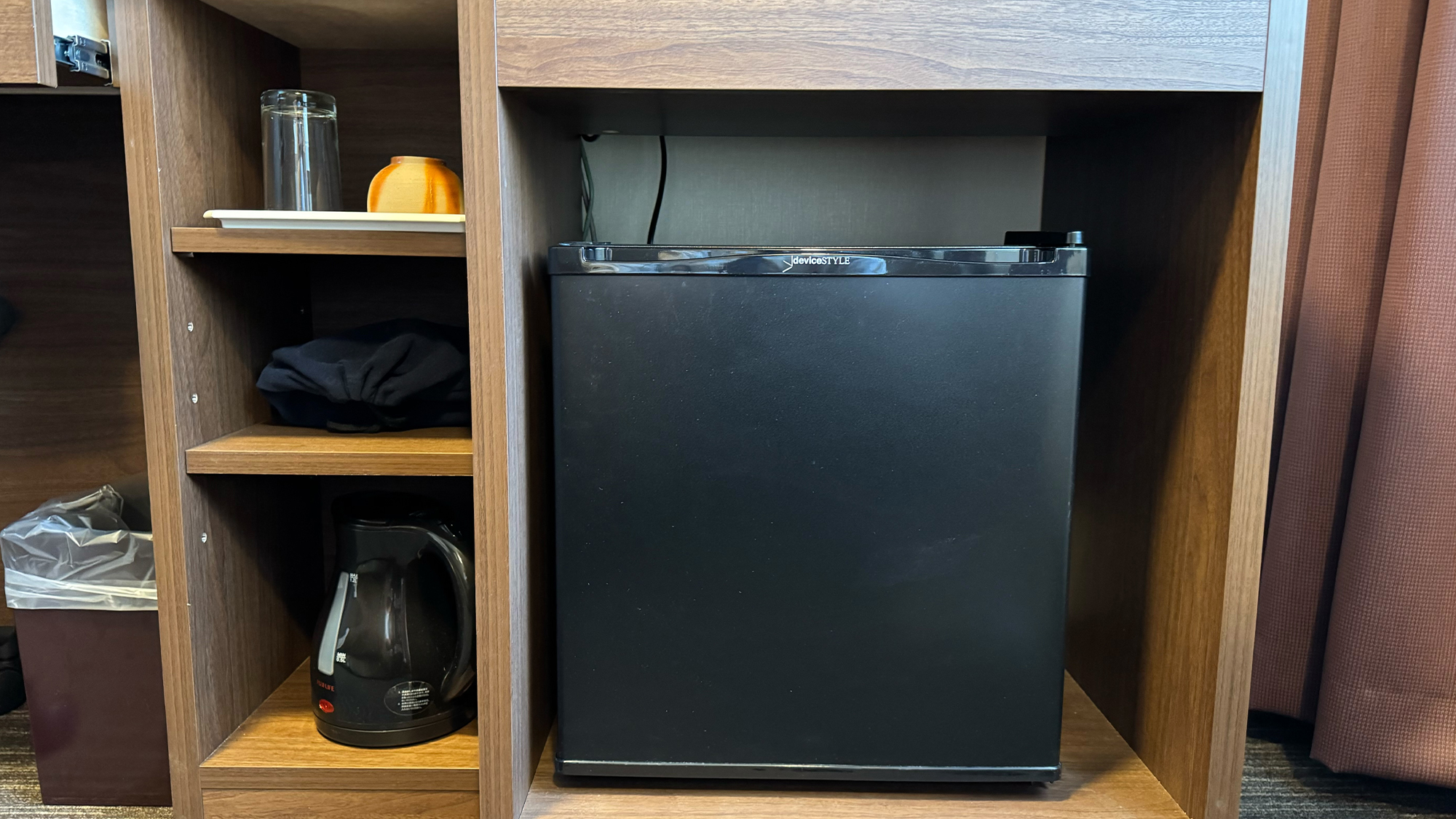 デスク回りが新しくなりました！ケトルが標準装備されます。（シングルルームのみ）