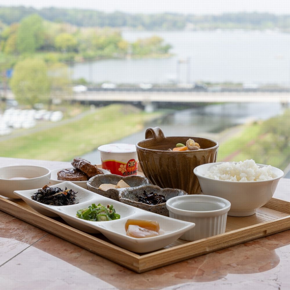 【千波湖を望む・絶景朝食】　＜ホテルシーズン新名物＞　こころもカラダもあたたまる豚汁朝食