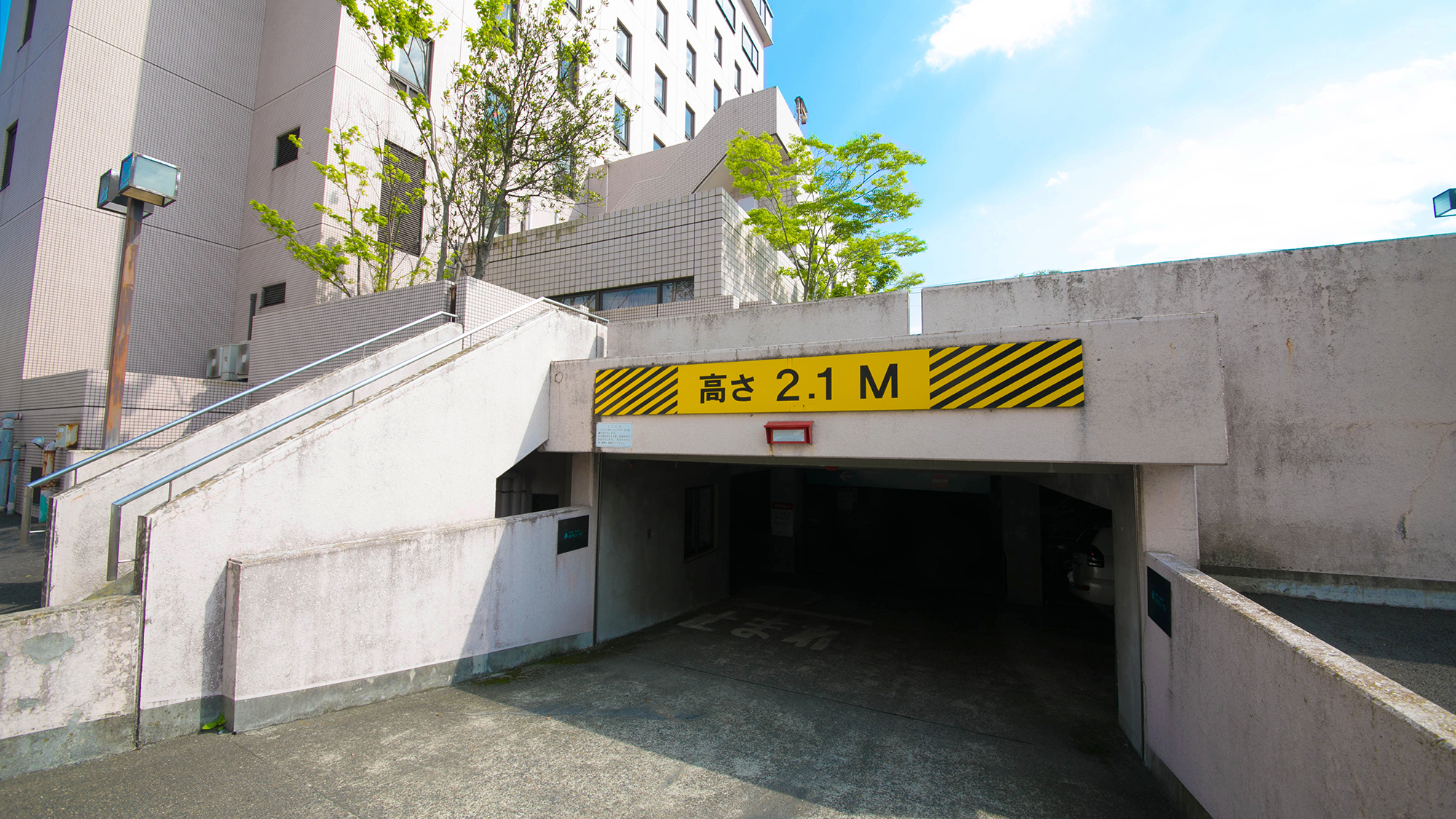 こちらの地下駐車場は高さ2.1ｍの制限がございます。雨に濡れず安心♪