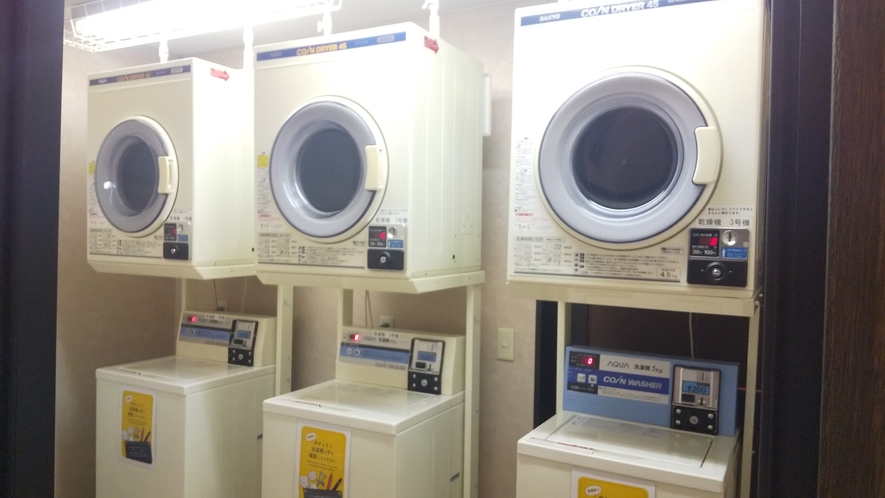 ●共用コインランドリー３台　洗濯機200円／回・乾燥機100円／30分　※大浴場内にはございません。