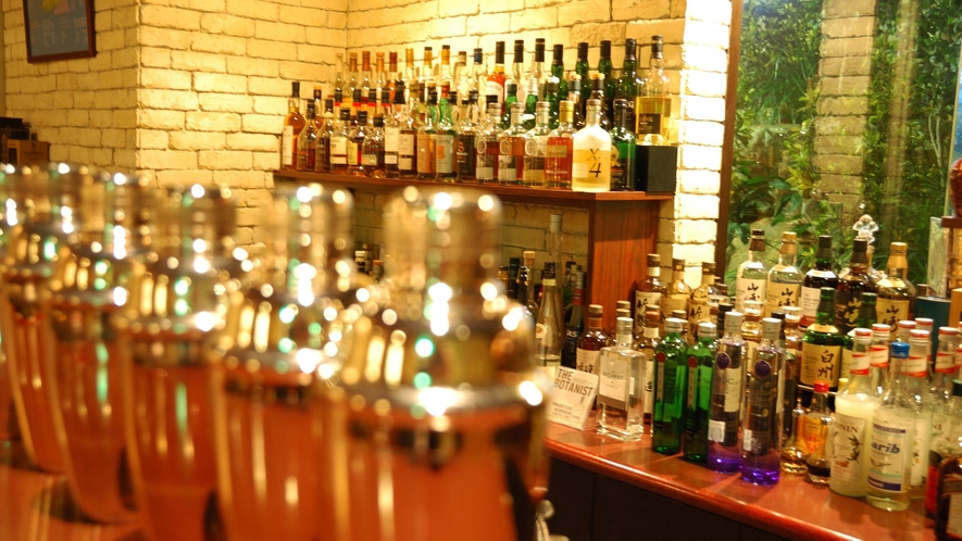 1階「バー辛夷」店内は落ち着いた雰囲気。新潟のお酒や世界の銘酒を取りそろえております。
