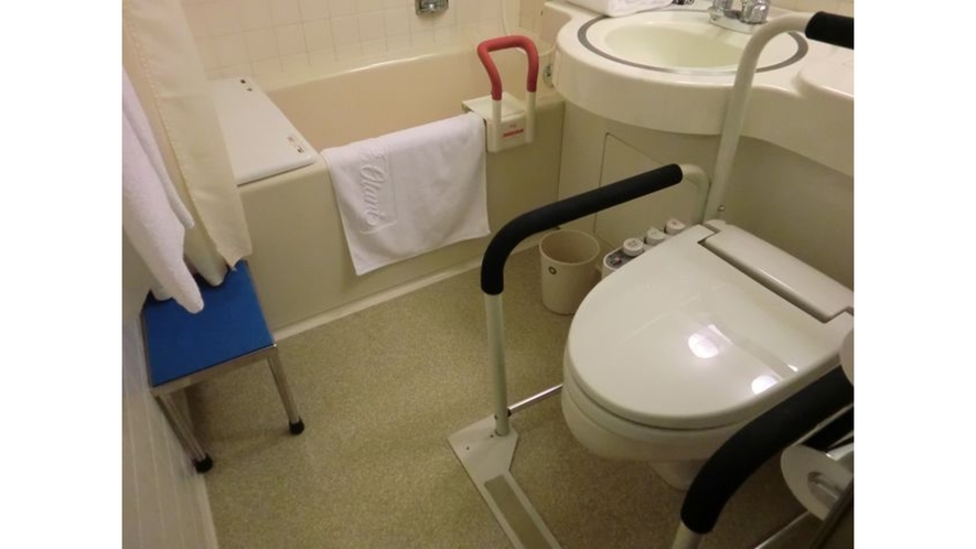 足の不自由な方へ　トイレやバスタブに補助器具をセット可能（ツイン、ダブル、トリプルのみ　予約制）