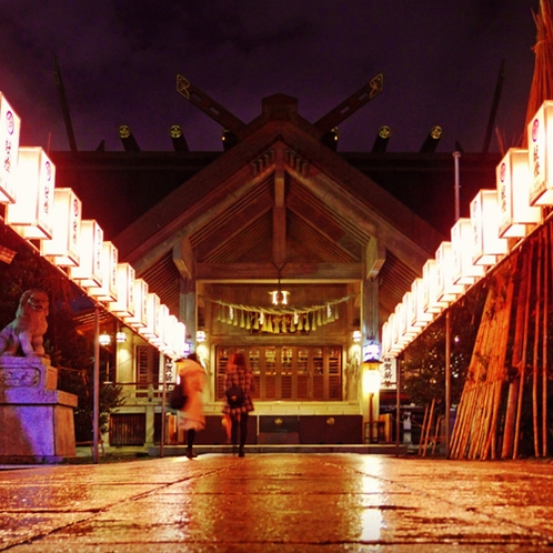 平潟神社　二年参りで市民が多く訪れる。青銅色の鳥居が目印。写真は年末年始の様子。（徒歩約20分）
