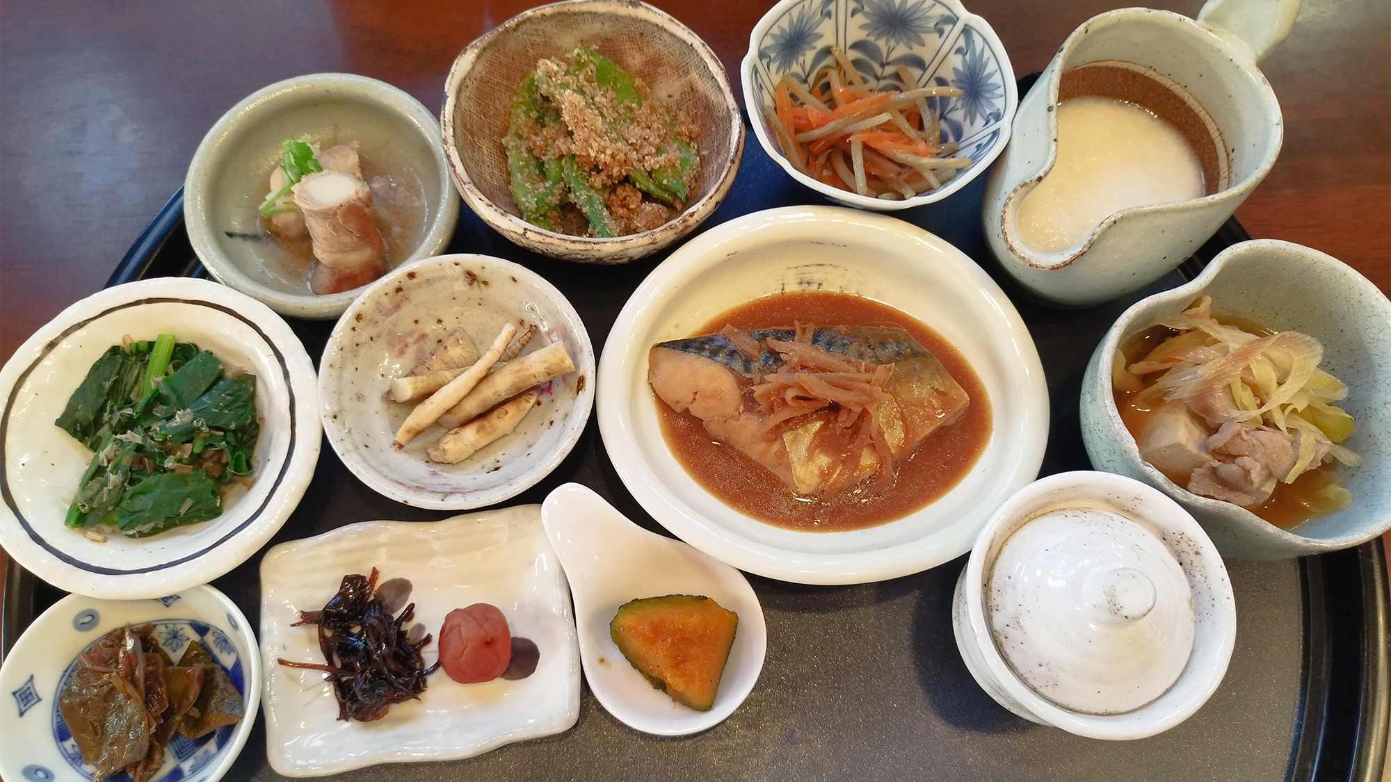 *[朝食一例]地元のお野菜をたっぷり使った手作りの和朝食をお召し上がりください
