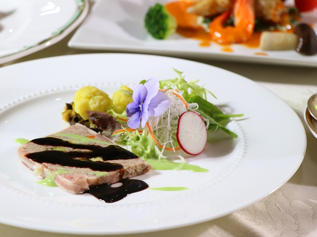 【天空のフレンチフルコース】信州の四季を匠が一皿に込めて。美食の夕べと、心やすらぐ爽やか朝ごはんを