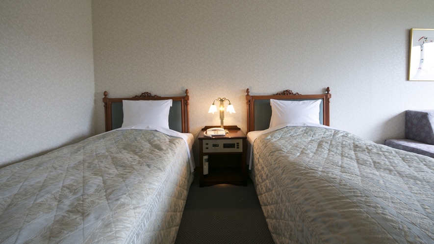 【スタンダードツイン】基本ベッド２台にエキストラベッドを２台入れる事で、 最大４名宿泊が可能です。