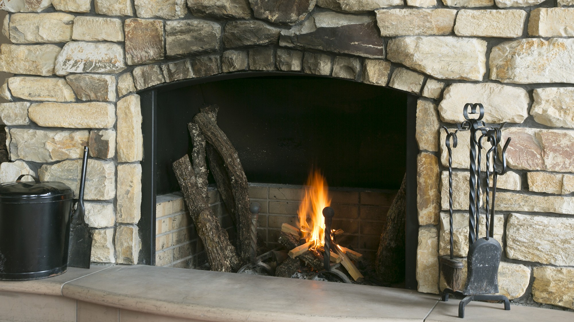【ラウンジＲｉｇｉ】冬の寒い日に灯される暖炉の火を眺めながらゆったりとしたひと時を