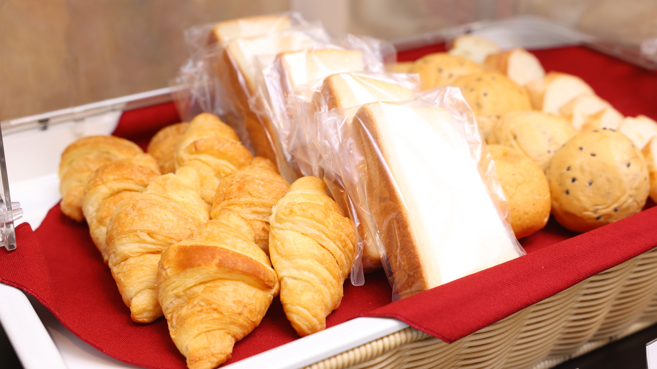 朝食ビュッフェ／パン各種