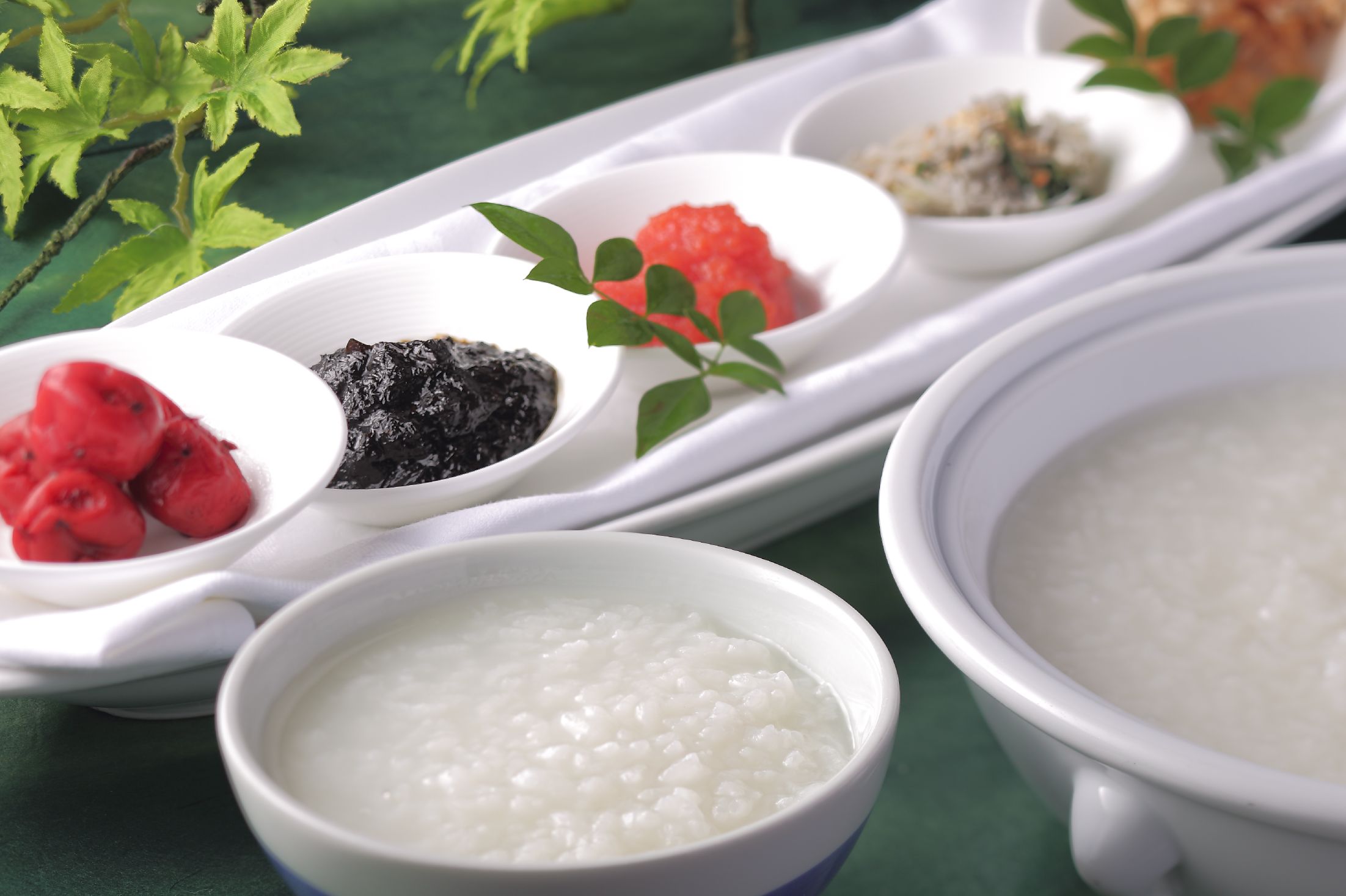 【朝食】シンプルなおかゆには高菜、梅干し、佃煮などトッピングを日替わりでご用意しております。