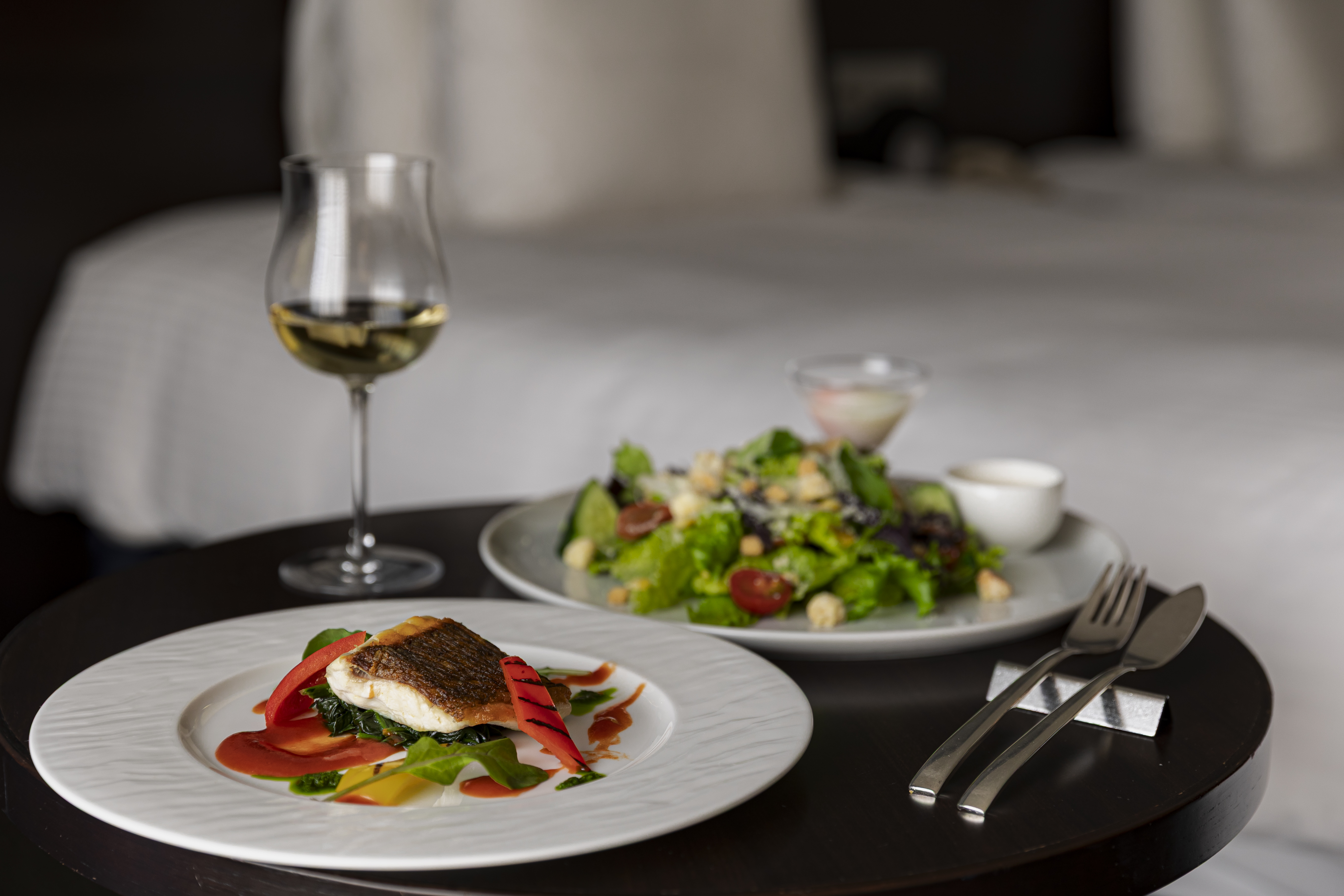 【ルームサービス】豊富なルームメニューでお部屋でのお食事をお楽しみいただけます。