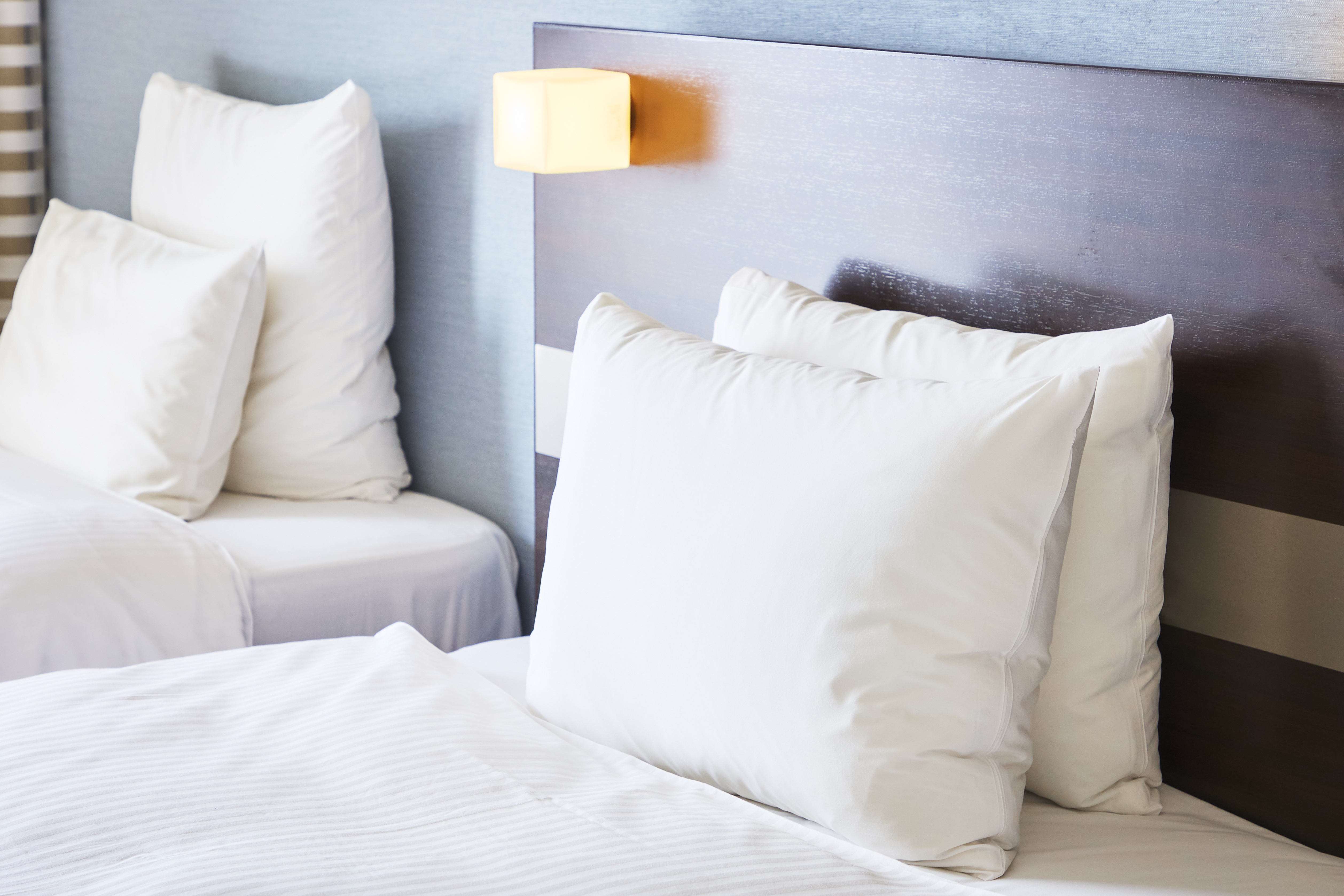 全客室シモンズ社製ベッドで快適な睡眠をサポート