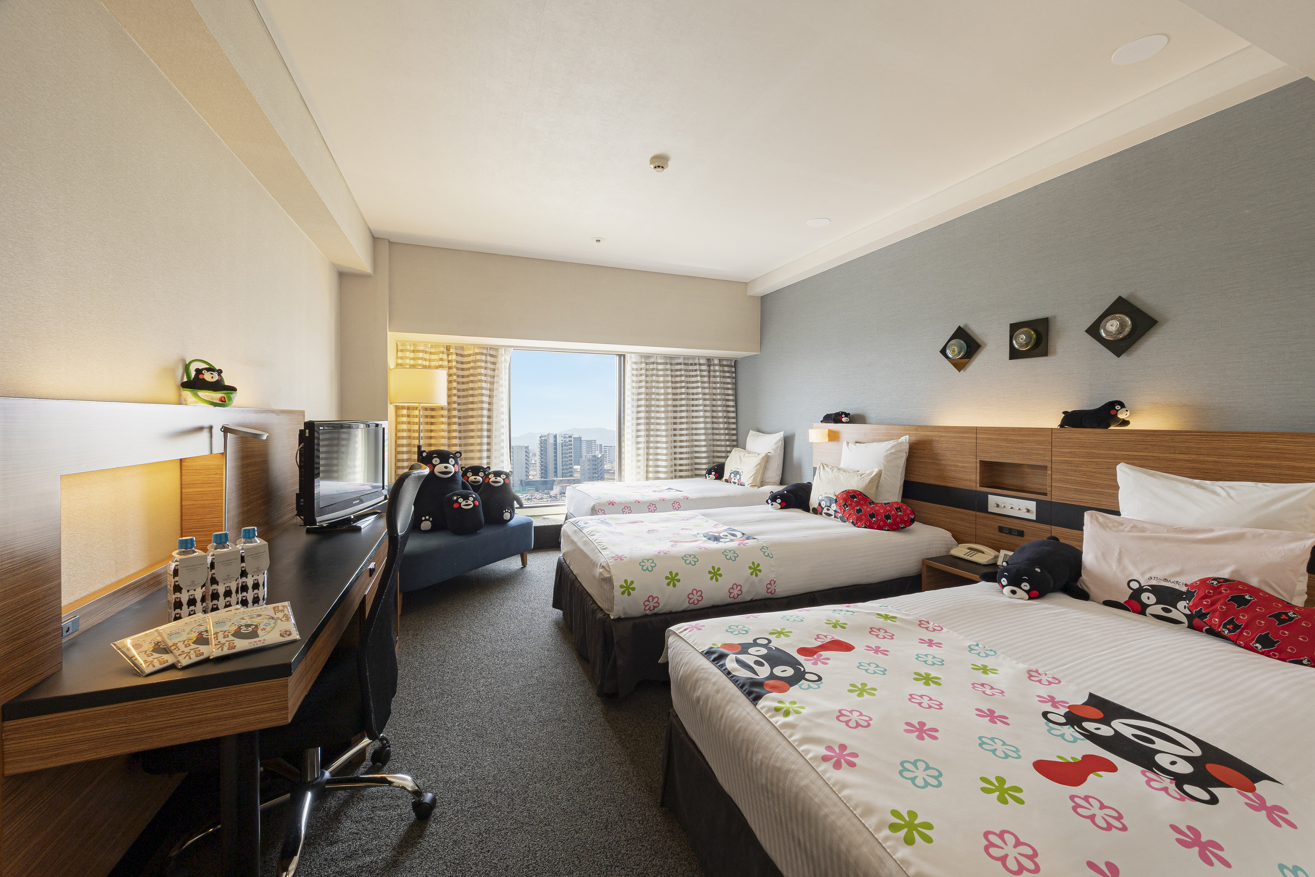 大人気の熊本県キャラクター「くまモン」がお部屋のいたるところに顔をのぞかせているかわいいゲストルーム。ツイン（27.1平米）◆シモンズ社製ベッド（幅120cm）◆空気清浄機付　◆Wi-Fi接続無料