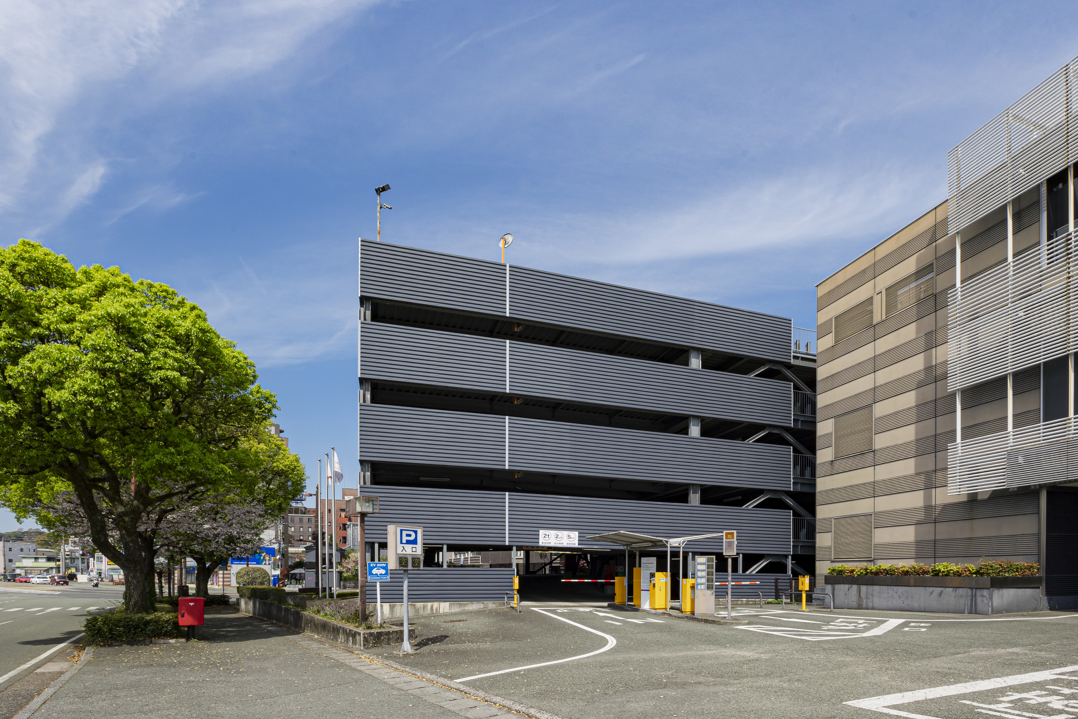 ホテル併設自走式立体駐車場(1500円／泊)