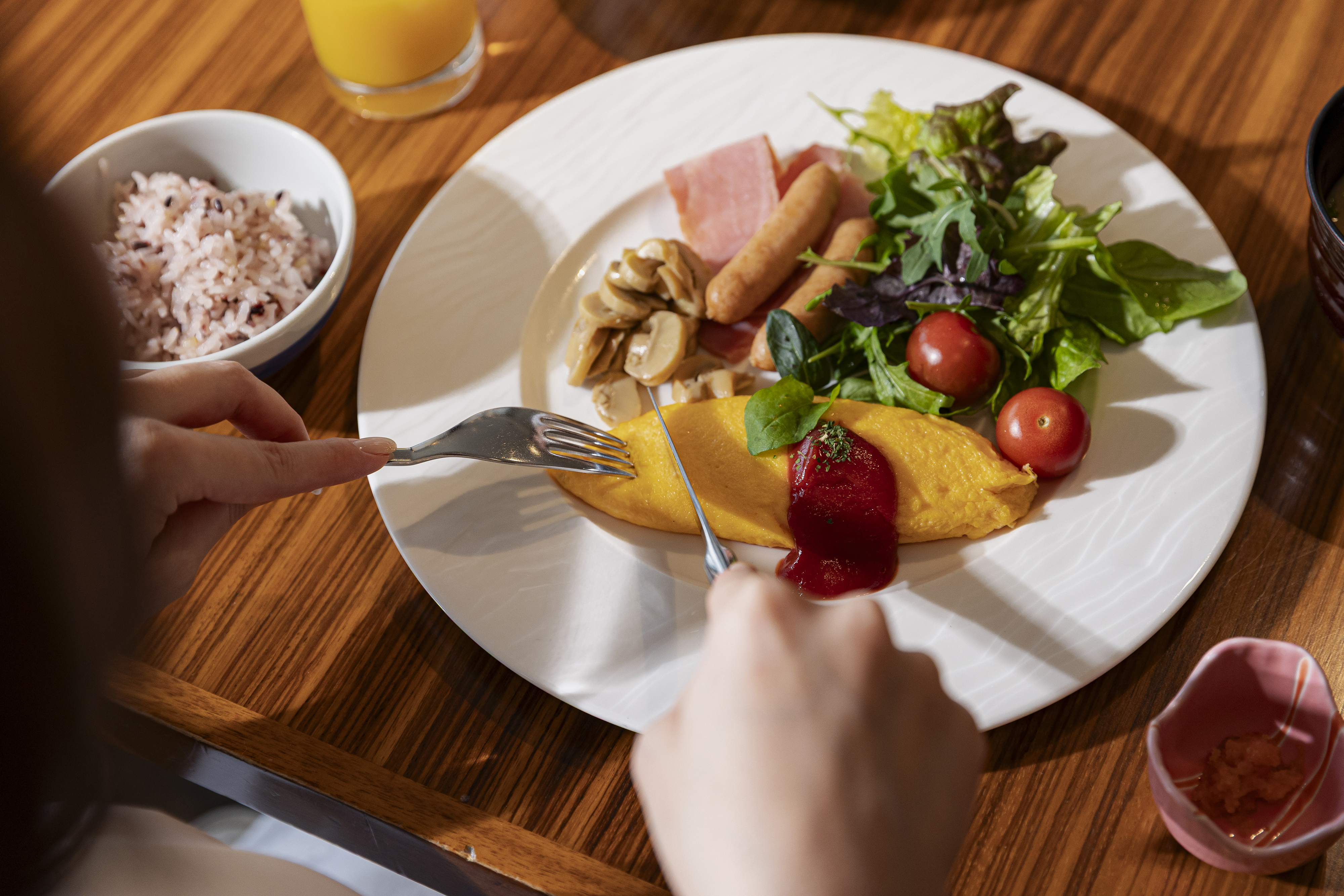 【朝食】シェフが目の前で調理するオムレツや種類豊富なサラダバーが人気。