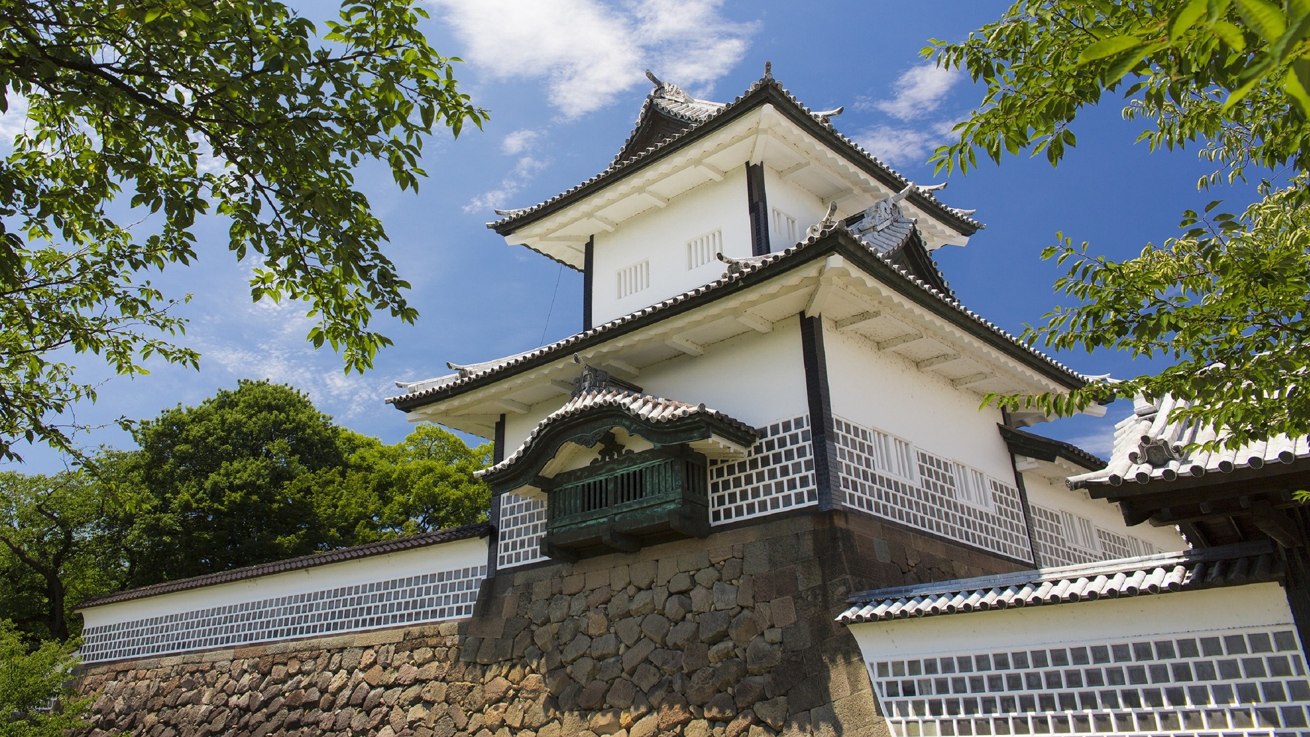 金沢城・石川門　(写真提供：金沢市）