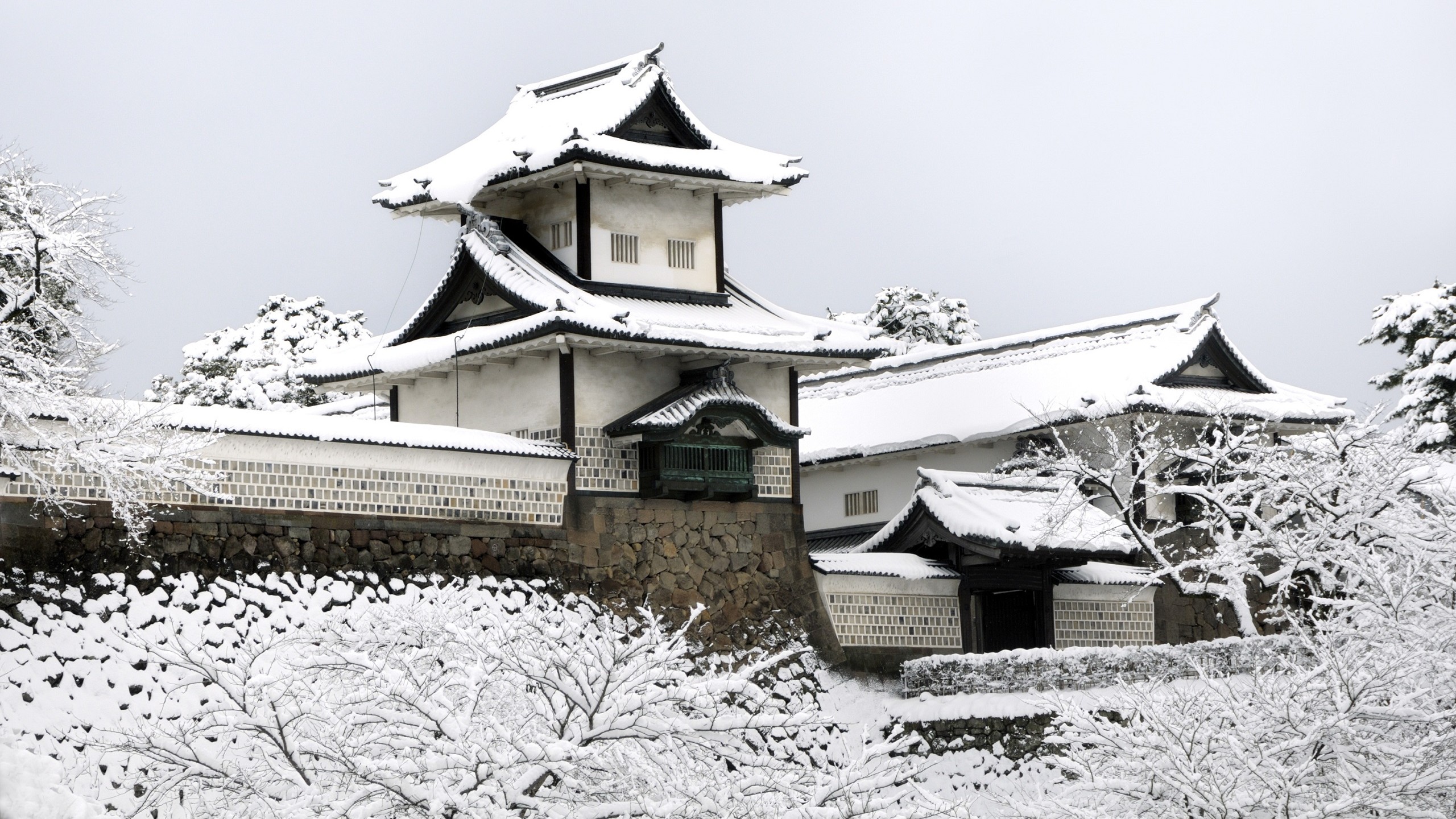 金沢城・石川門・冬　(写真提供：金沢市）