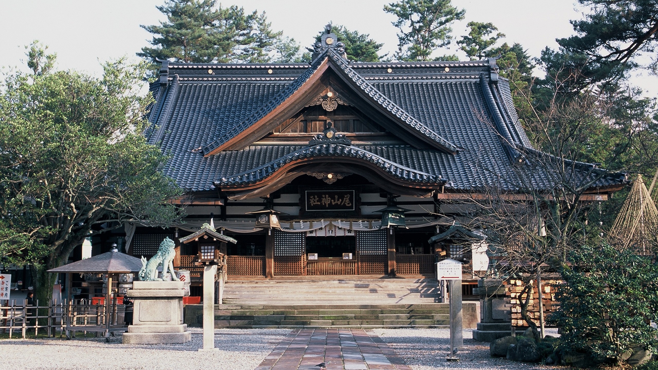 尾山神社　(写真提供：金沢市）