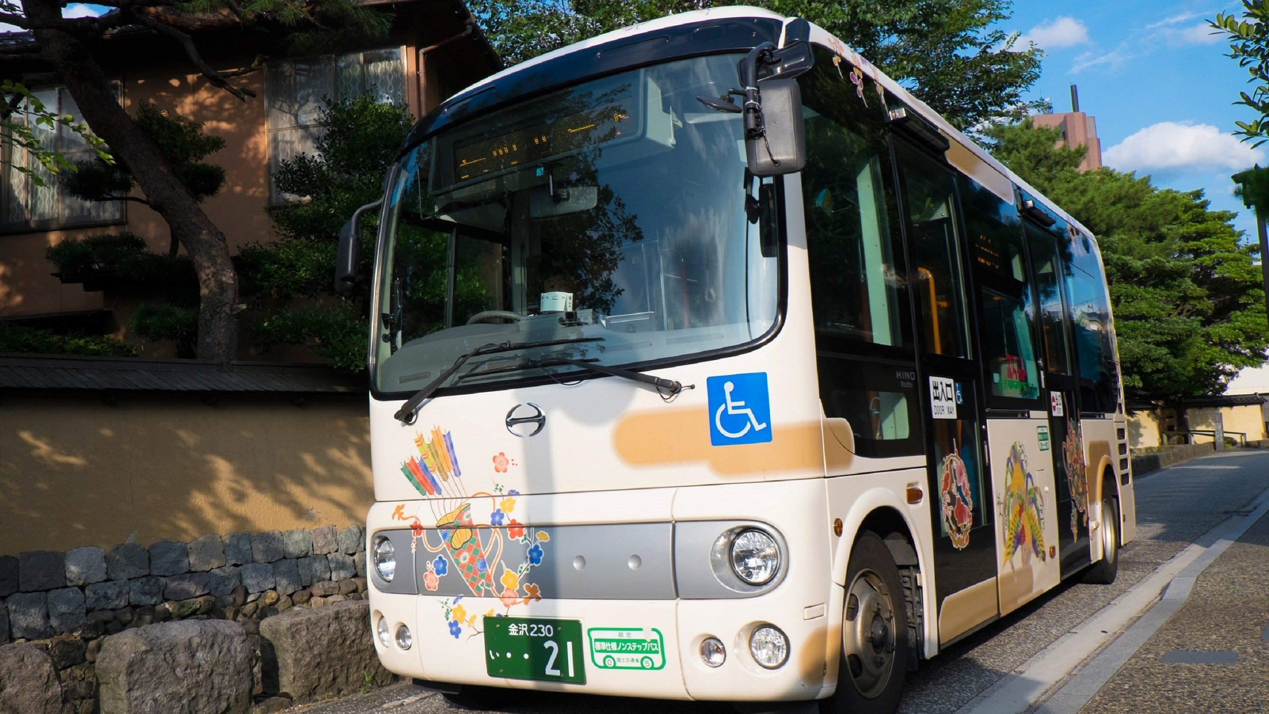 金沢ふらっとバス　(写真提供：金沢市）