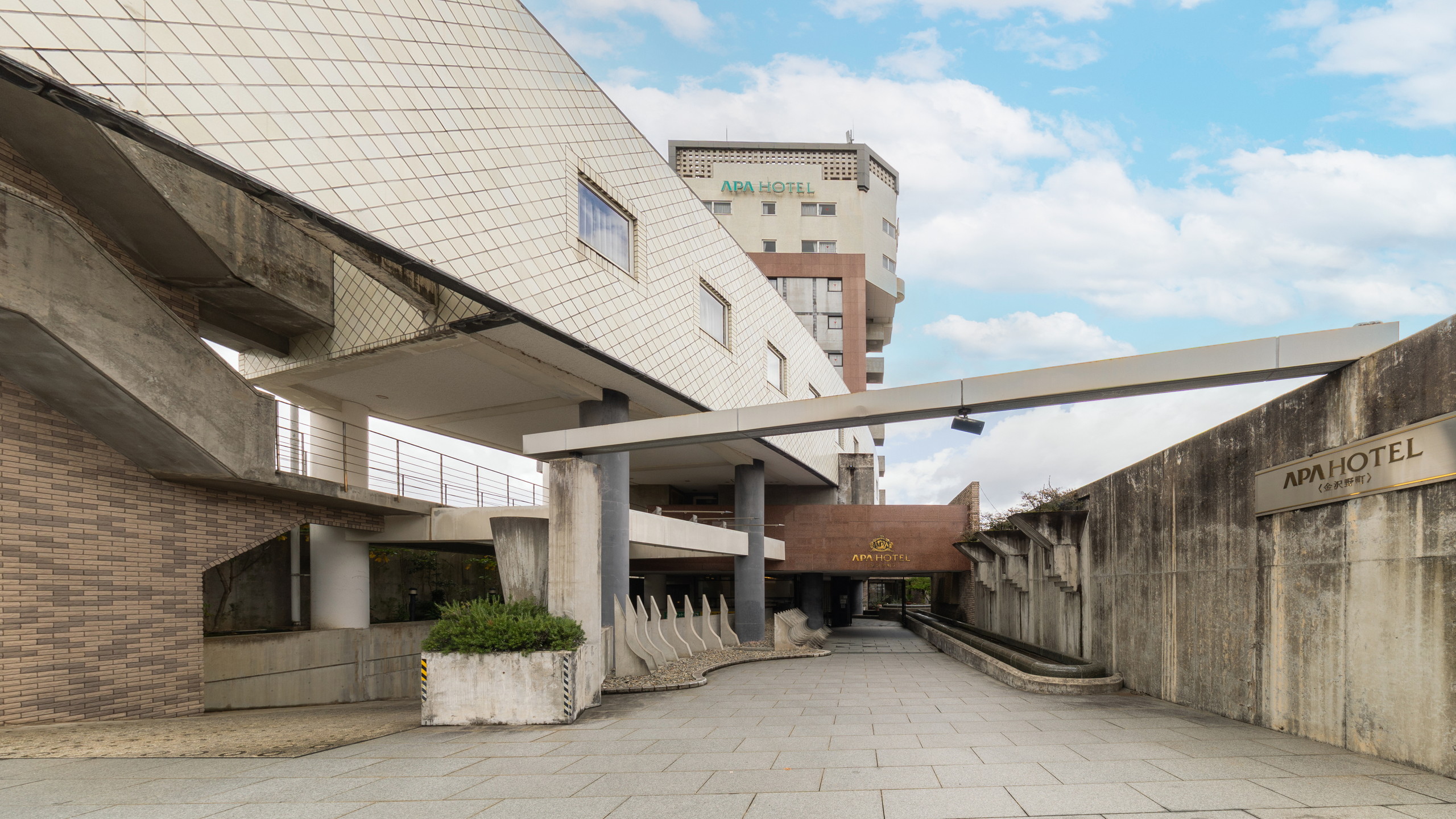 ホテル正面入り口