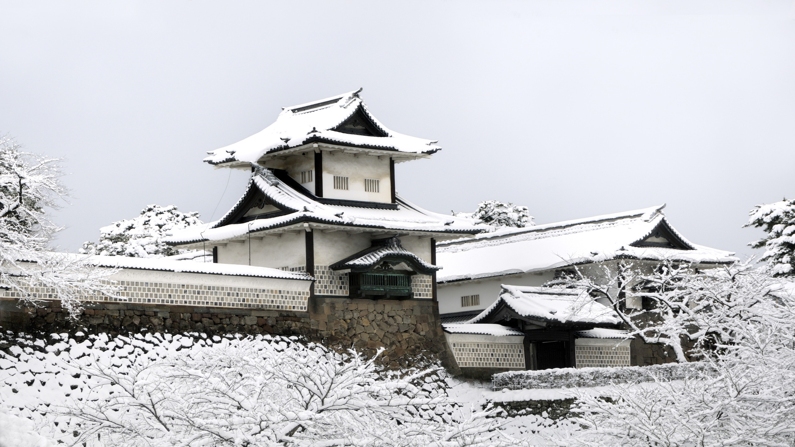 金沢城・石川門(雪)『写真提供：金沢市』