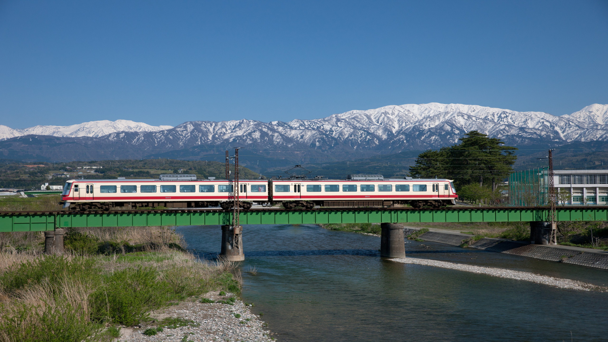 富山地方鉄道に乗って富山を旅しよう【写真提供:（公社）とやま観光推進機構】