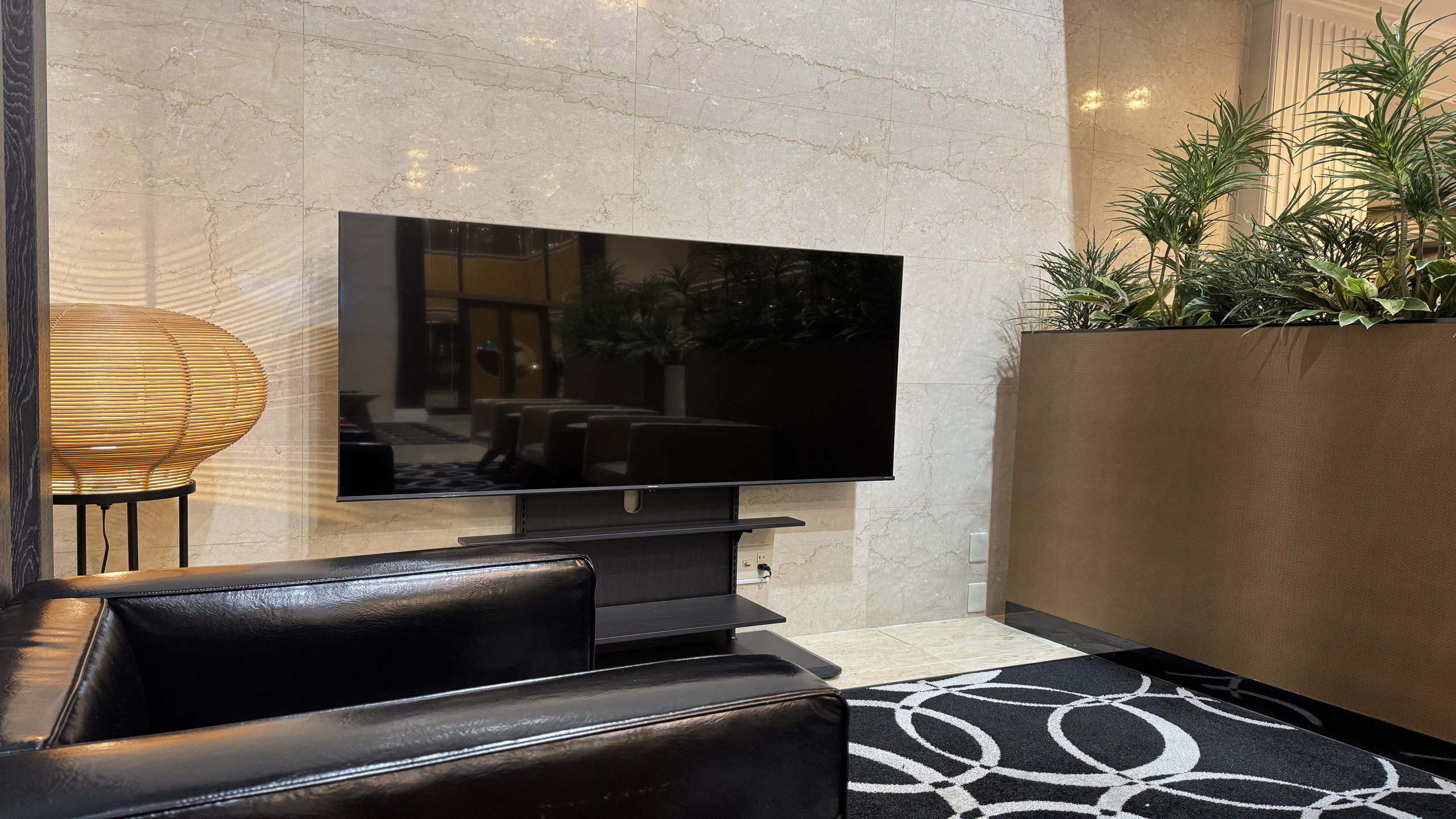 65Vテレビ設置(ロビー)