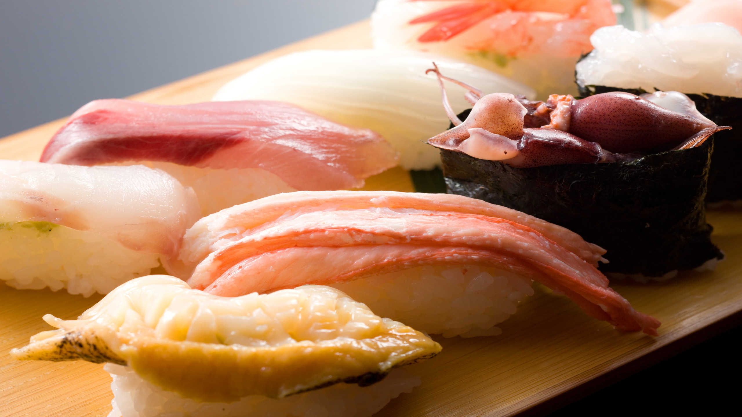 富山と言えばお寿司食べたいネタを探しましょう【写真提供:（公社）とやま観光推進機構】