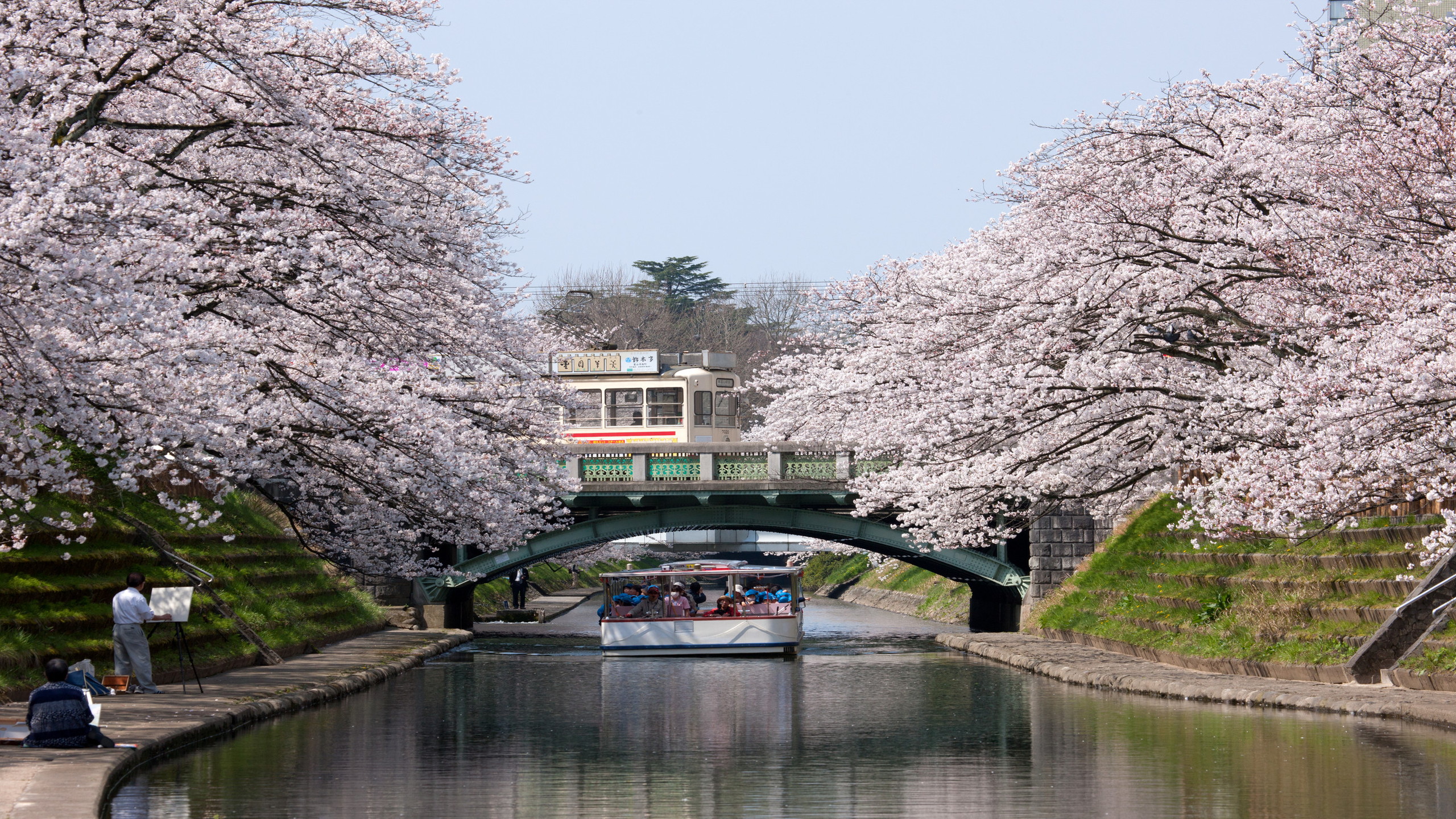 富山桜の名所松川の桜を遊覧船に乗って楽しみましょう【写真提供:（公社）とやま観光推進機構】