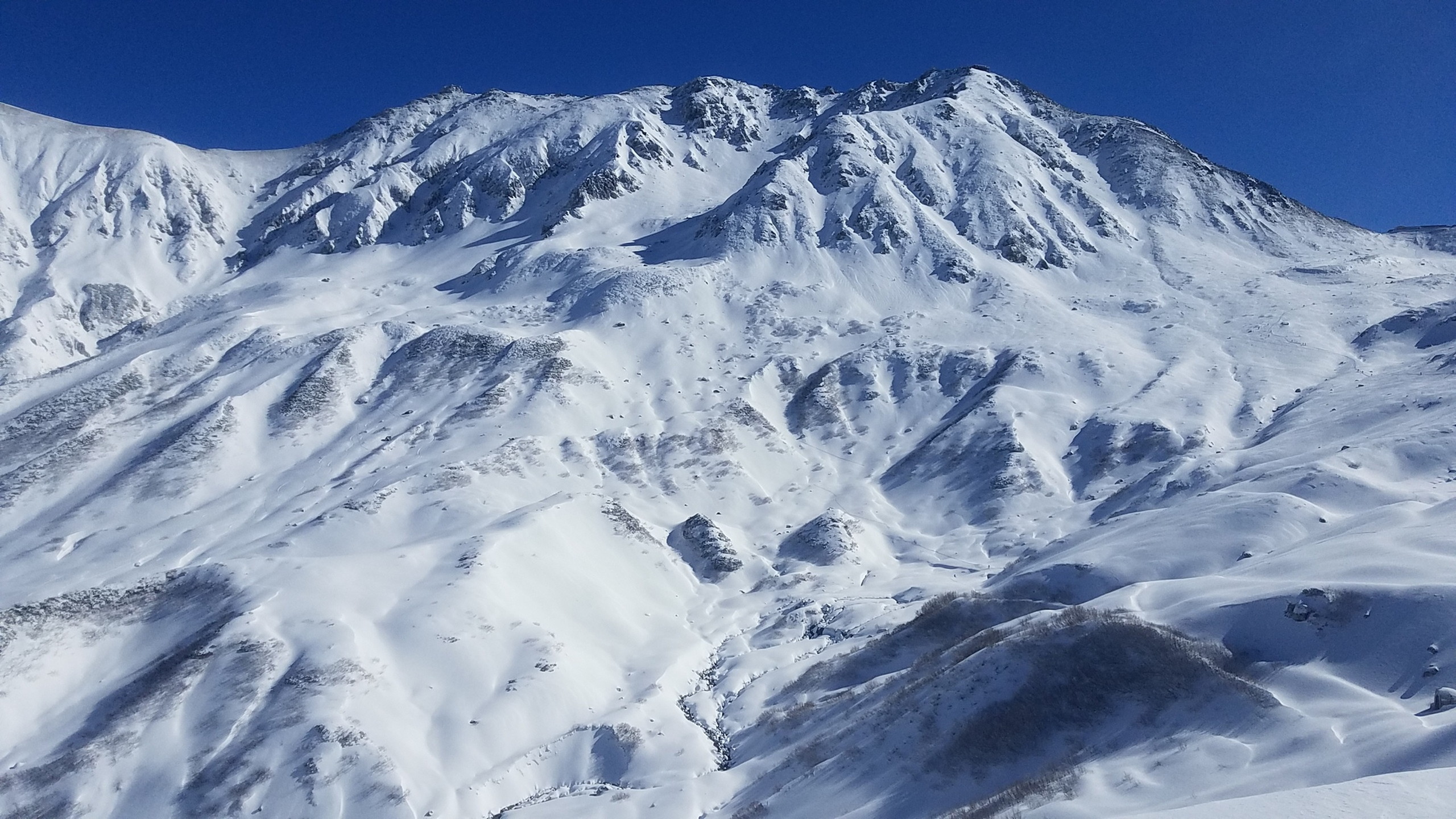 荘厳な新雪の立山【写真提供:（公社）とやま観光推進機構】