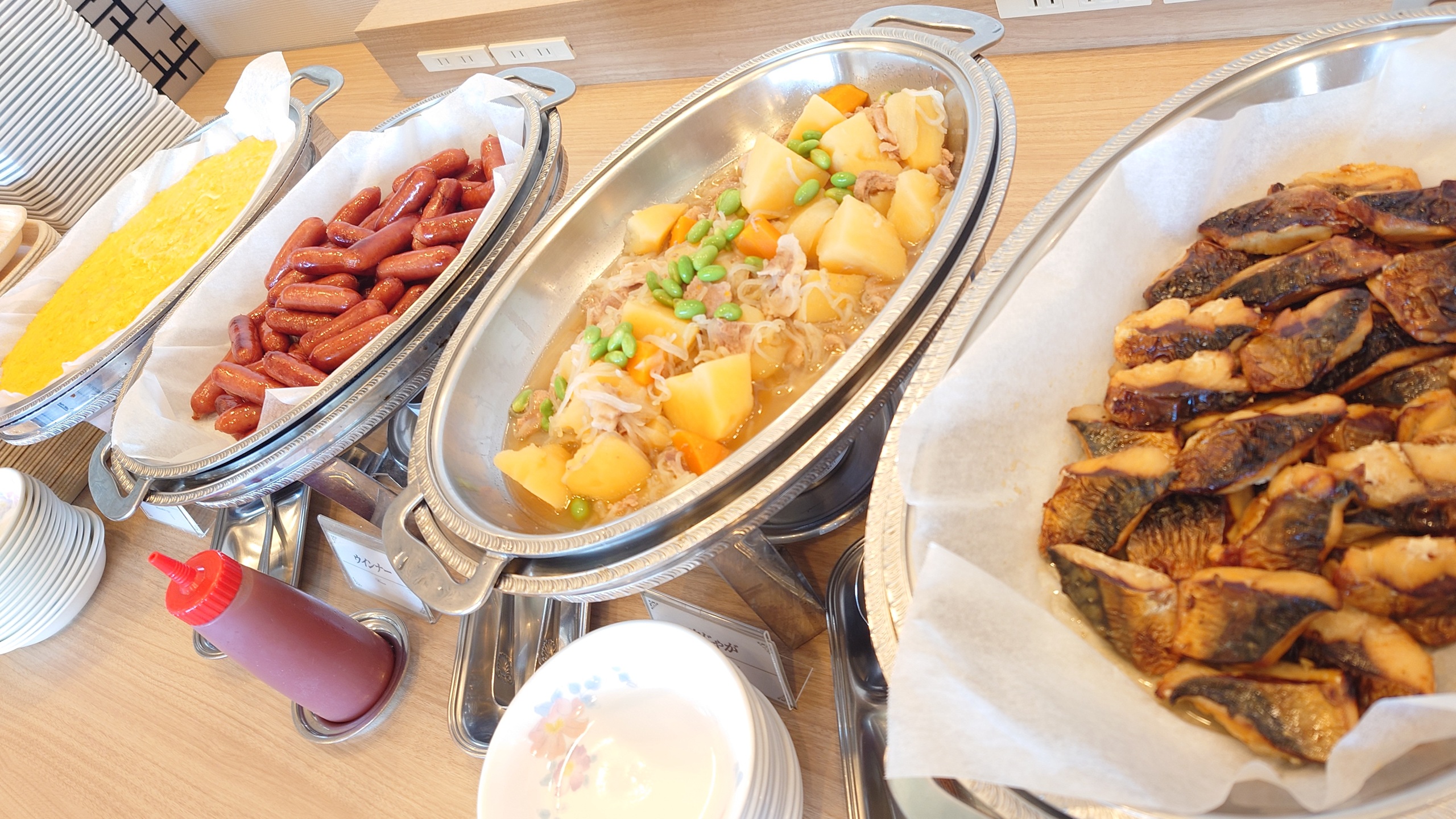 朝食ビュッフェメニュー例（※画像の肉じゃがは日替わりメニューの為、常設ではありません）