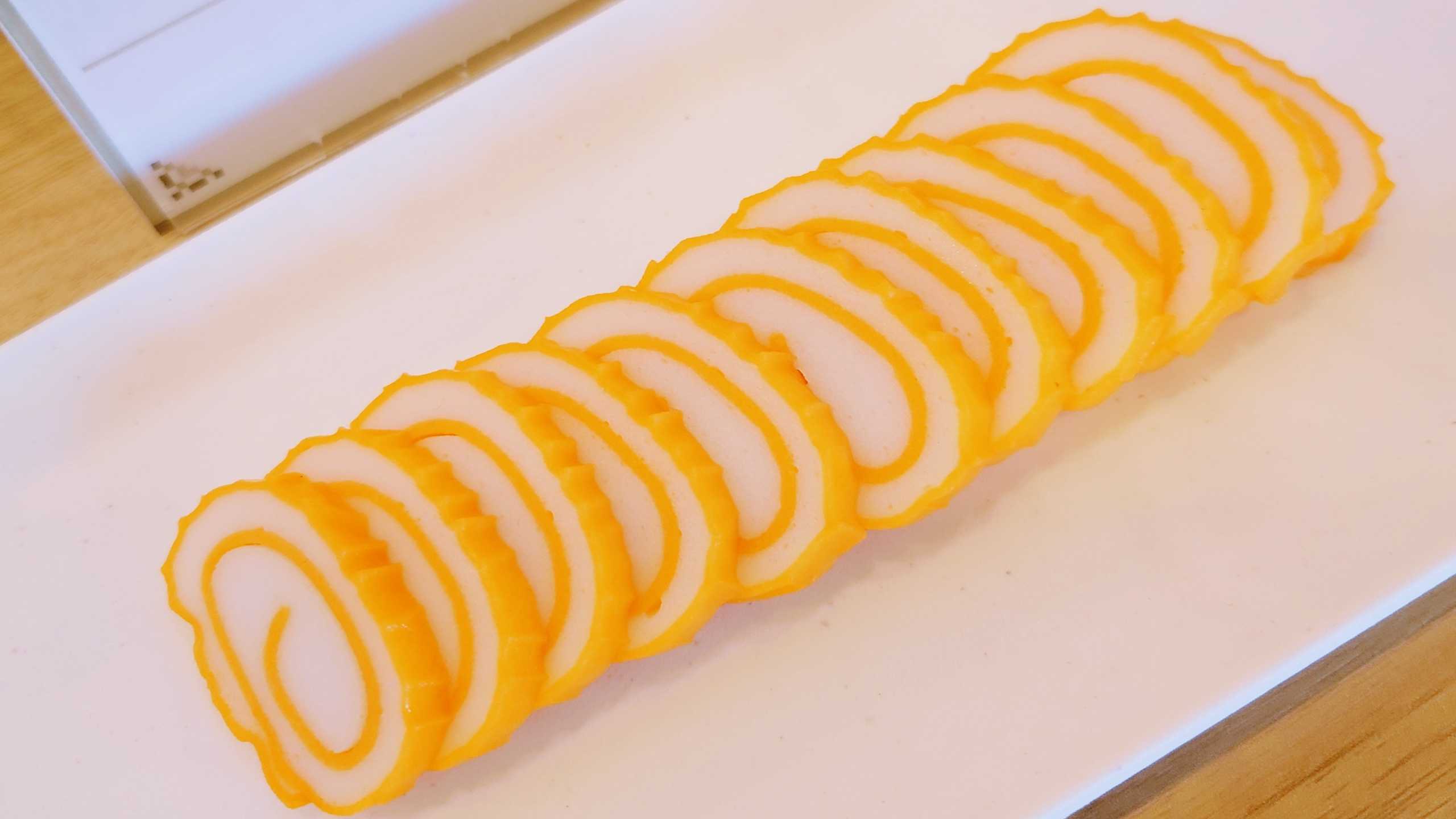 朝食ビュッフェ砺波店限定メニュー「富山名物 赤巻かまぼこ」