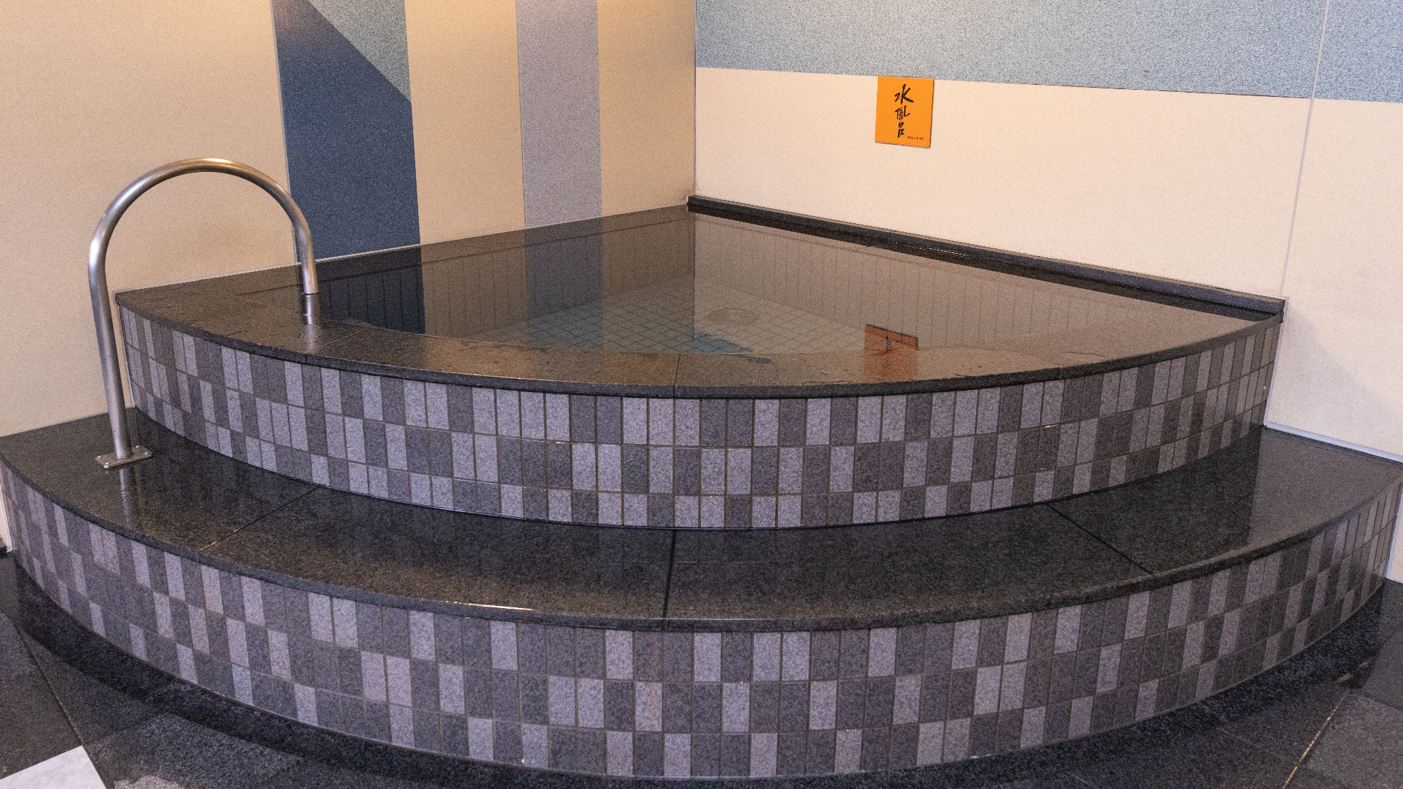 男性大浴殿水風呂