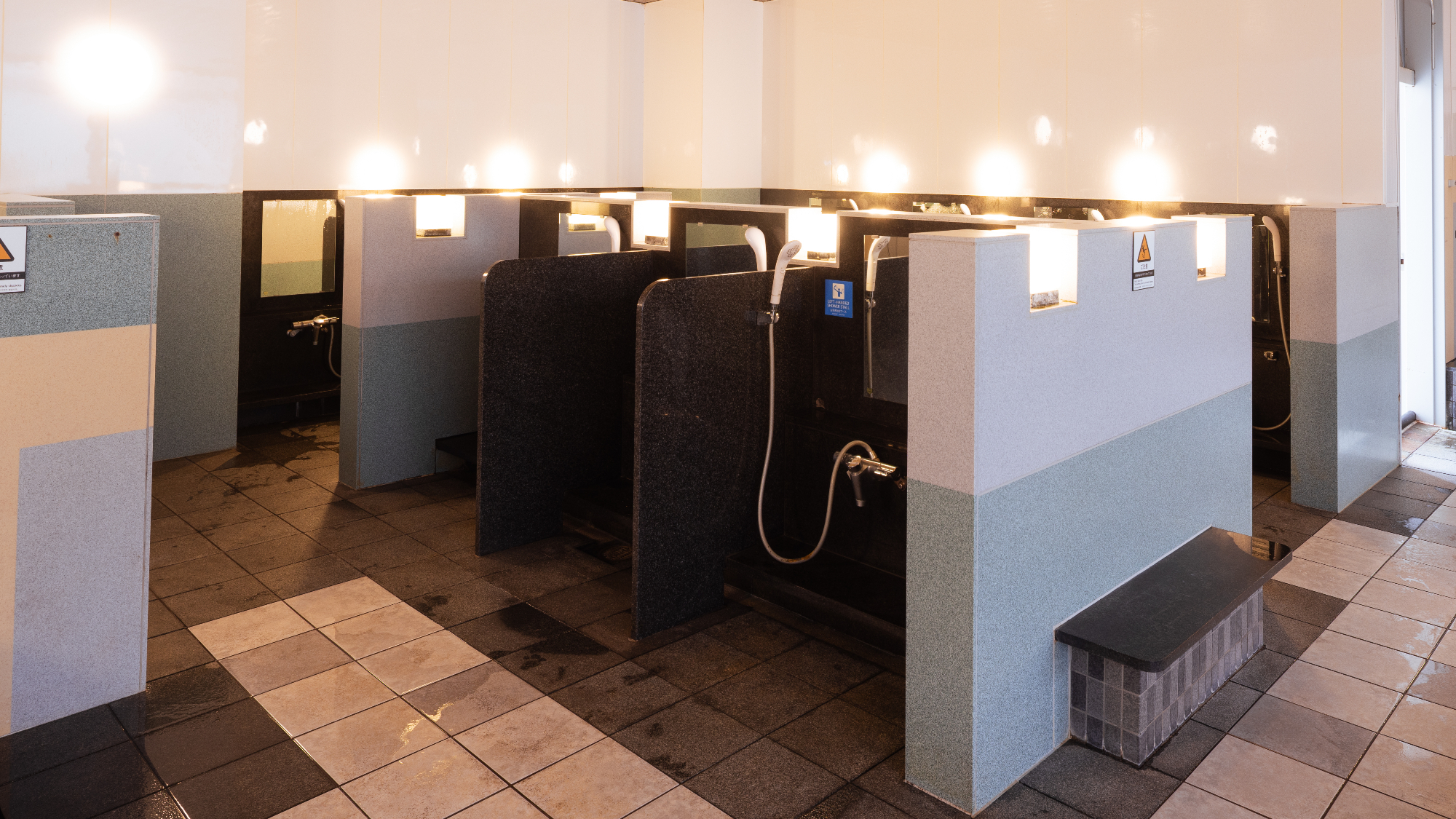 男性大浴殿洗い場