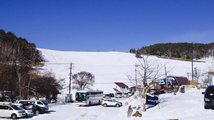 *表ダボスゲレンデ／当館駐車場の向こうはゲレンデが広がっています！