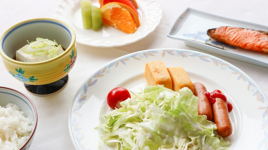 *朝食一例／宿泊状況により和食セットまたはバイキングをご用意いたします