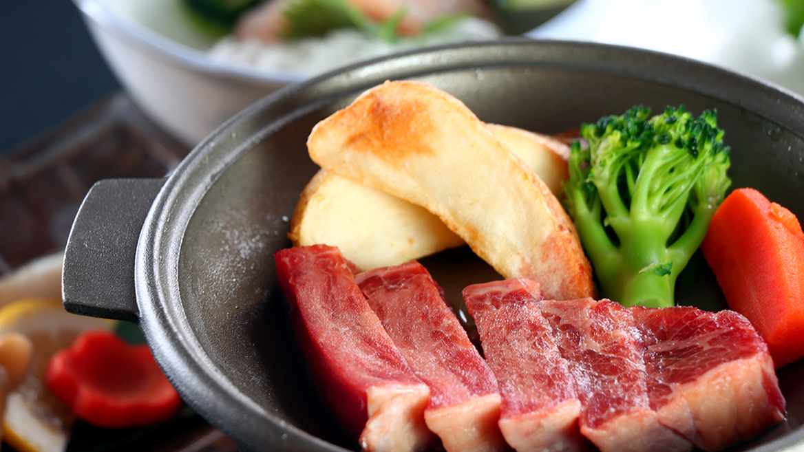 【夕食付】陶板焼き中心の料理で大満足★朝寝坊したい方や早朝出発の方におすすめ♪《朝食なし》