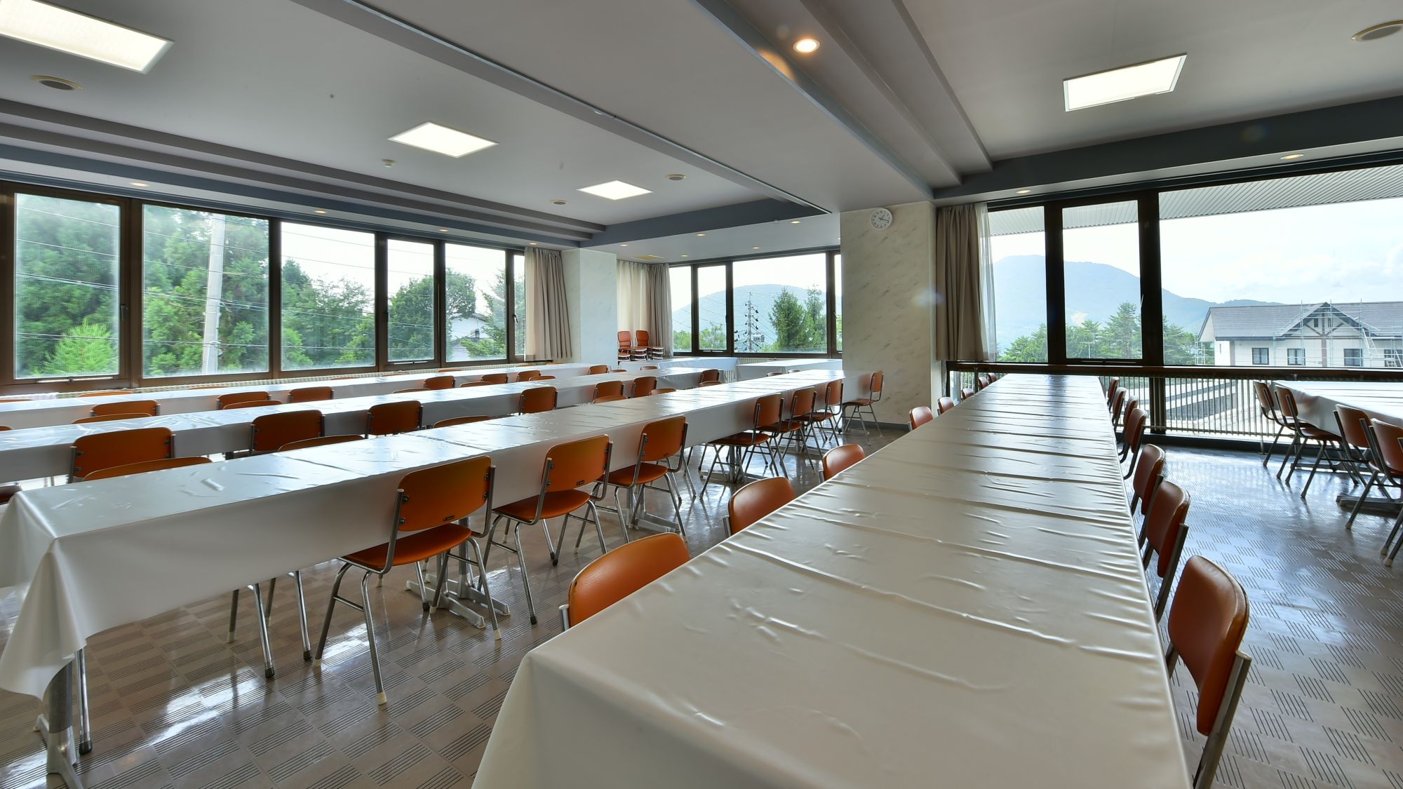 眺望の良い広々としたレストランとなります。